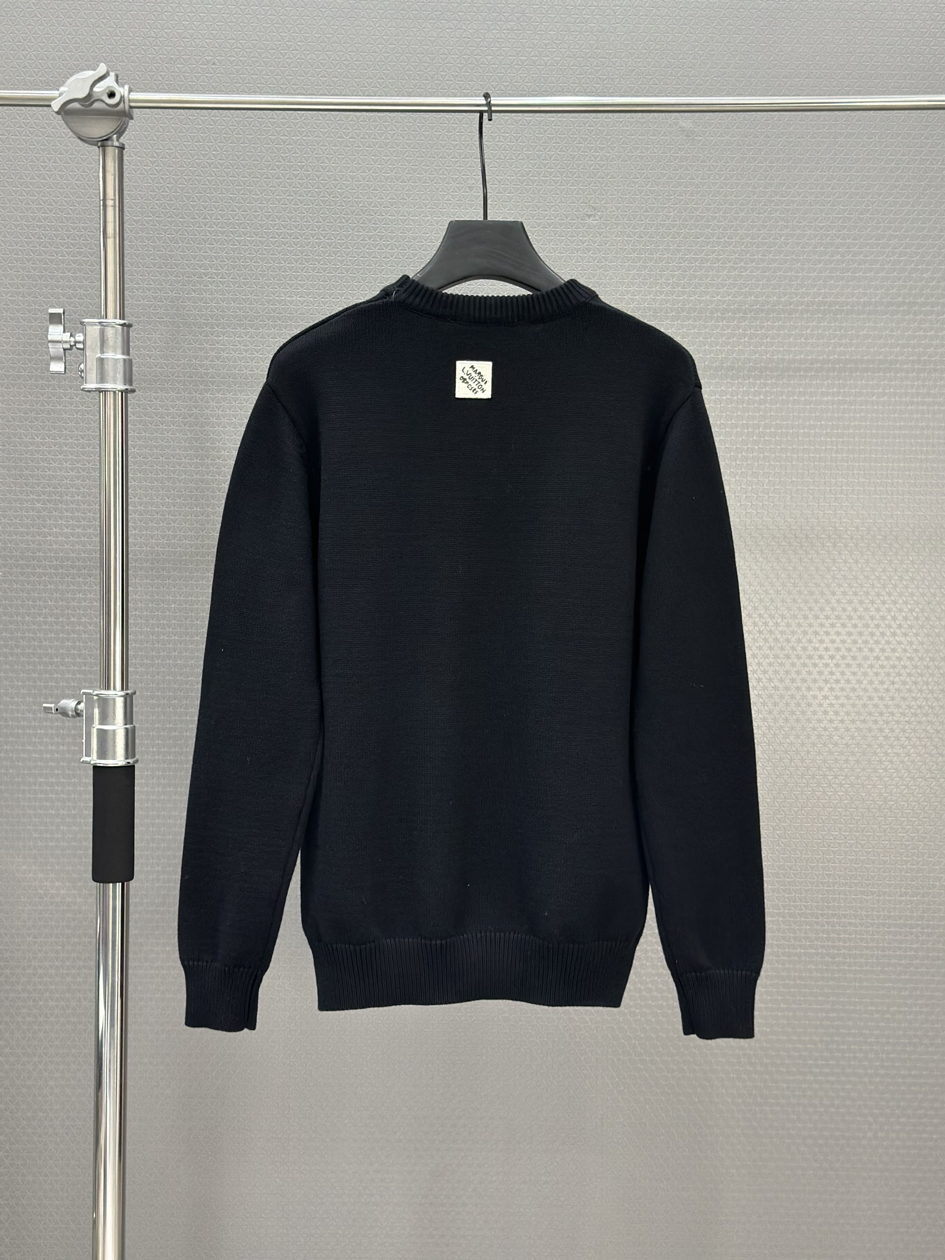 Áo sweater len Louis Vuitton LV 1340 Đen logo ngực Like Auth 46-52 VTN