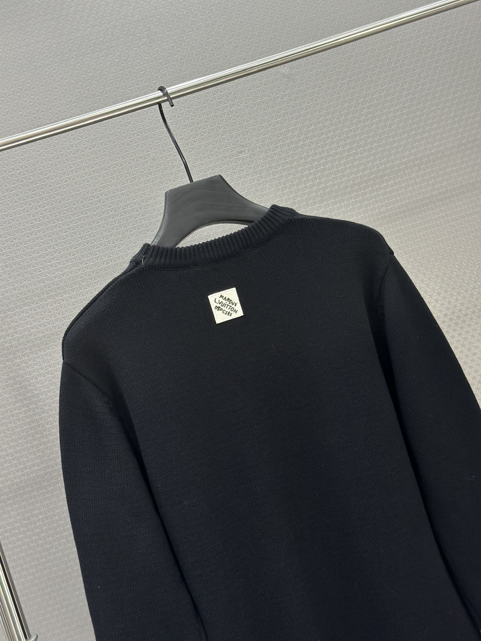 Áo sweater len Louis Vuitton LV 1340 Đen logo ngực Like Auth 46-52 VTN