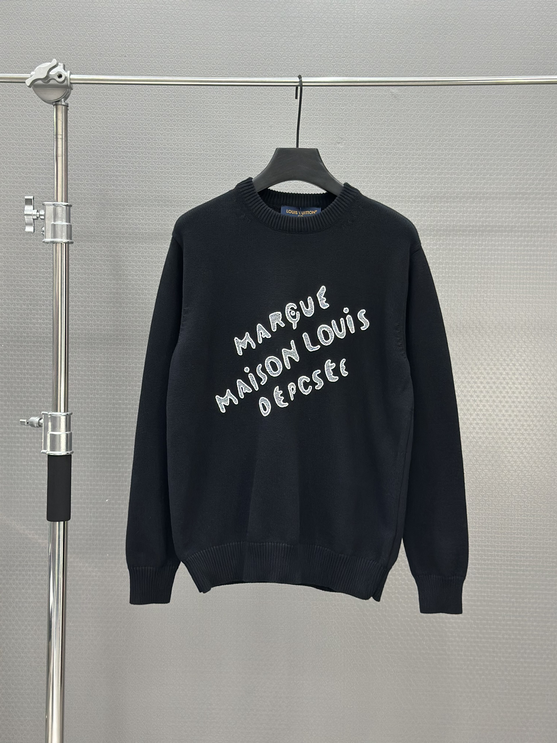 Áo sweater len Louis Vuitton LV 1340 Đen logo ngực Like Auth 46-52 VTN