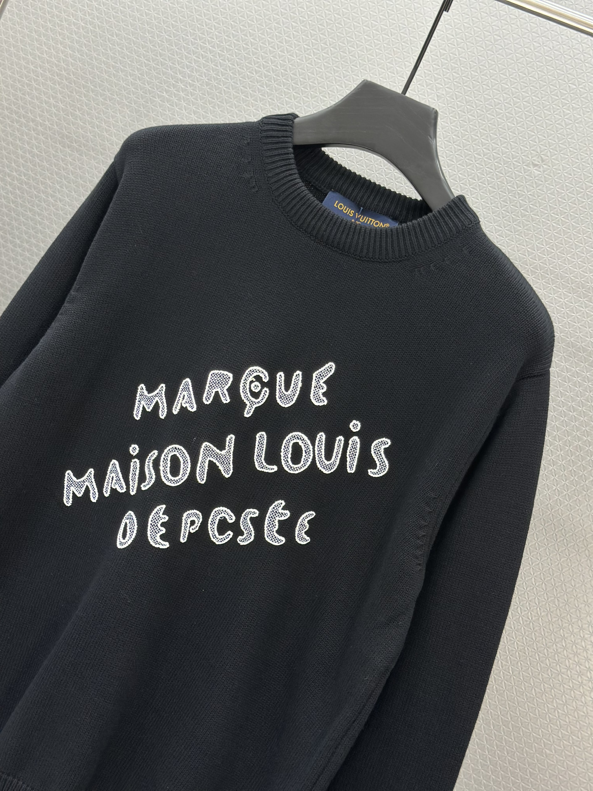 Áo sweater len Louis Vuitton LV 1340 Đen logo ngực Like Auth 46-52 VTN