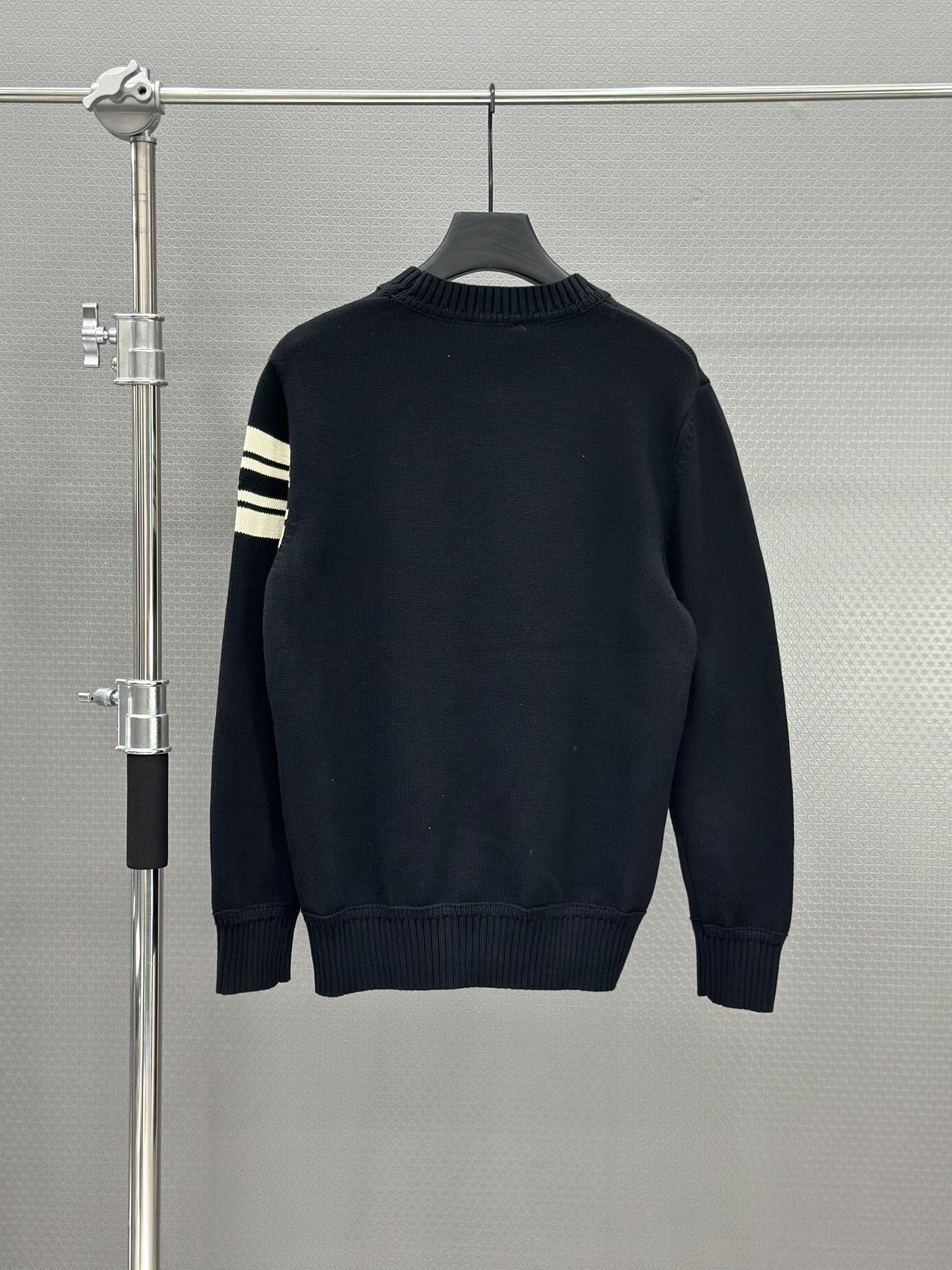 Áo sweater len Moncler Đen logo Vàng kẻ sọc tay Like Auth XS-L VTN