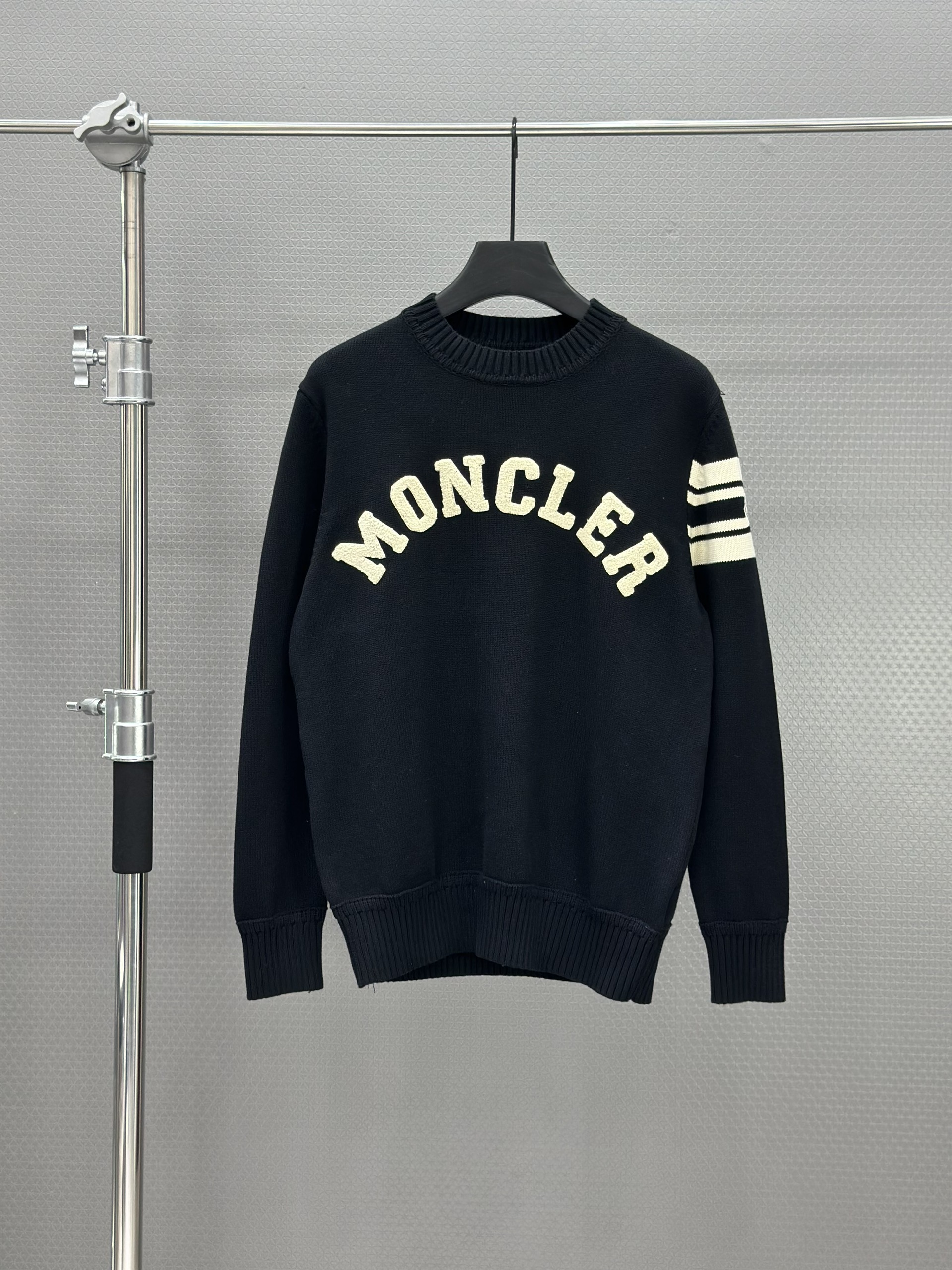 Áo sweater len Moncler Đen logo Vàng kẻ sọc tay Like Auth XS-L VTN