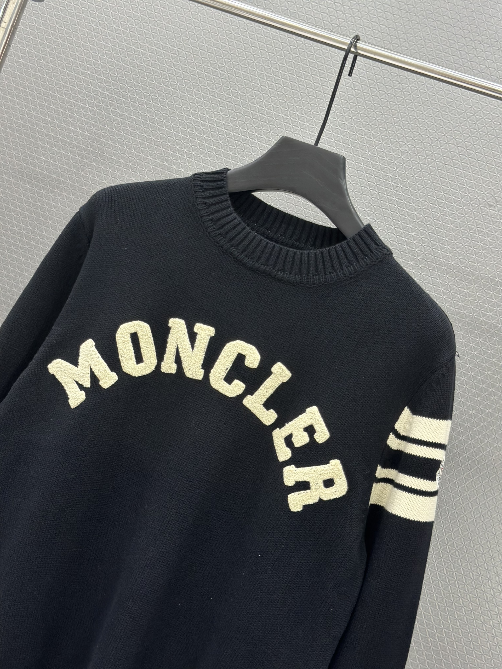 Áo sweater len Moncler Đen logo Vàng kẻ sọc tay Like Auth XS-L VTN