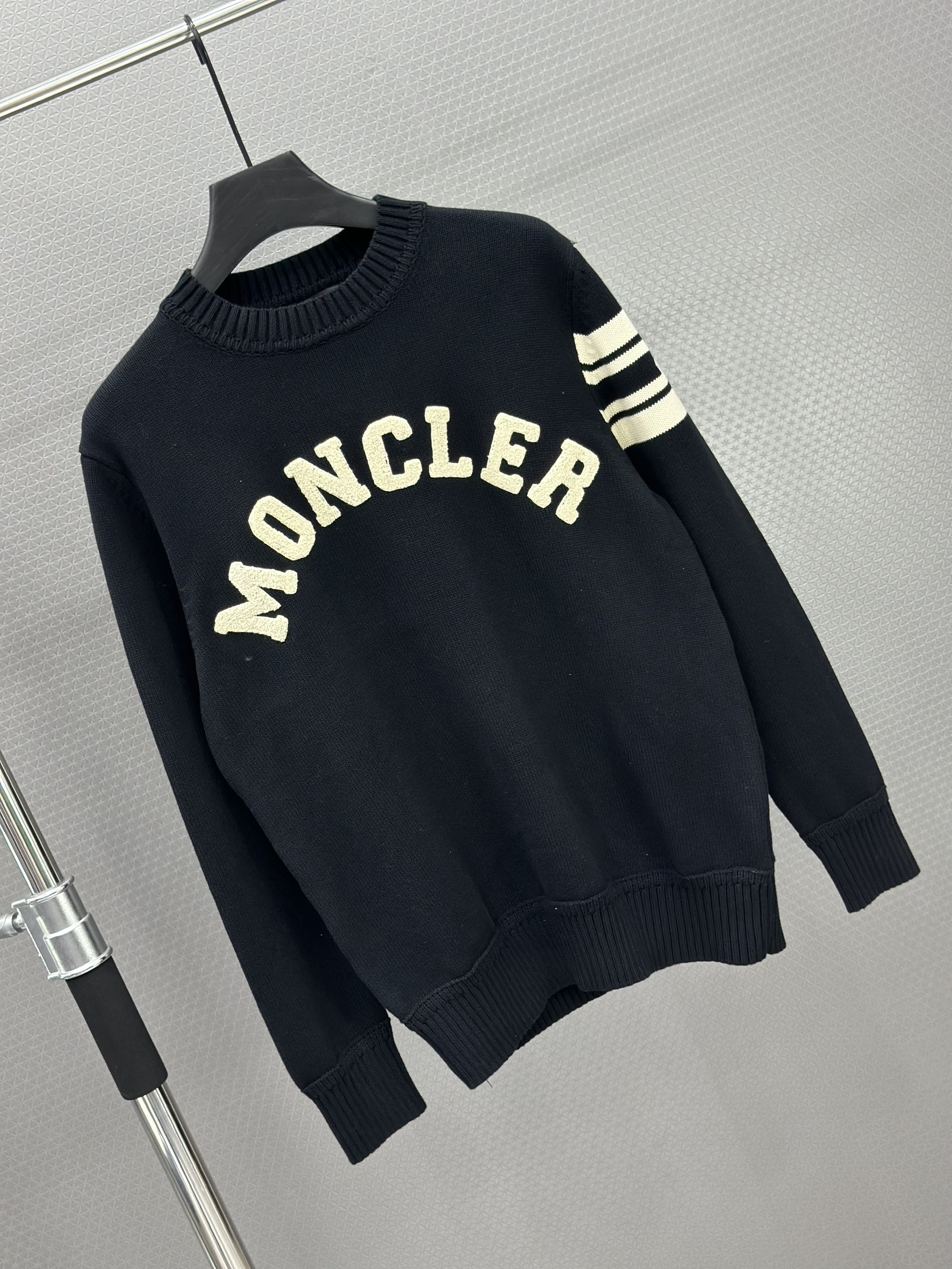 Áo sweater len Moncler Đen logo Vàng kẻ sọc tay Like Auth XS-L VTN