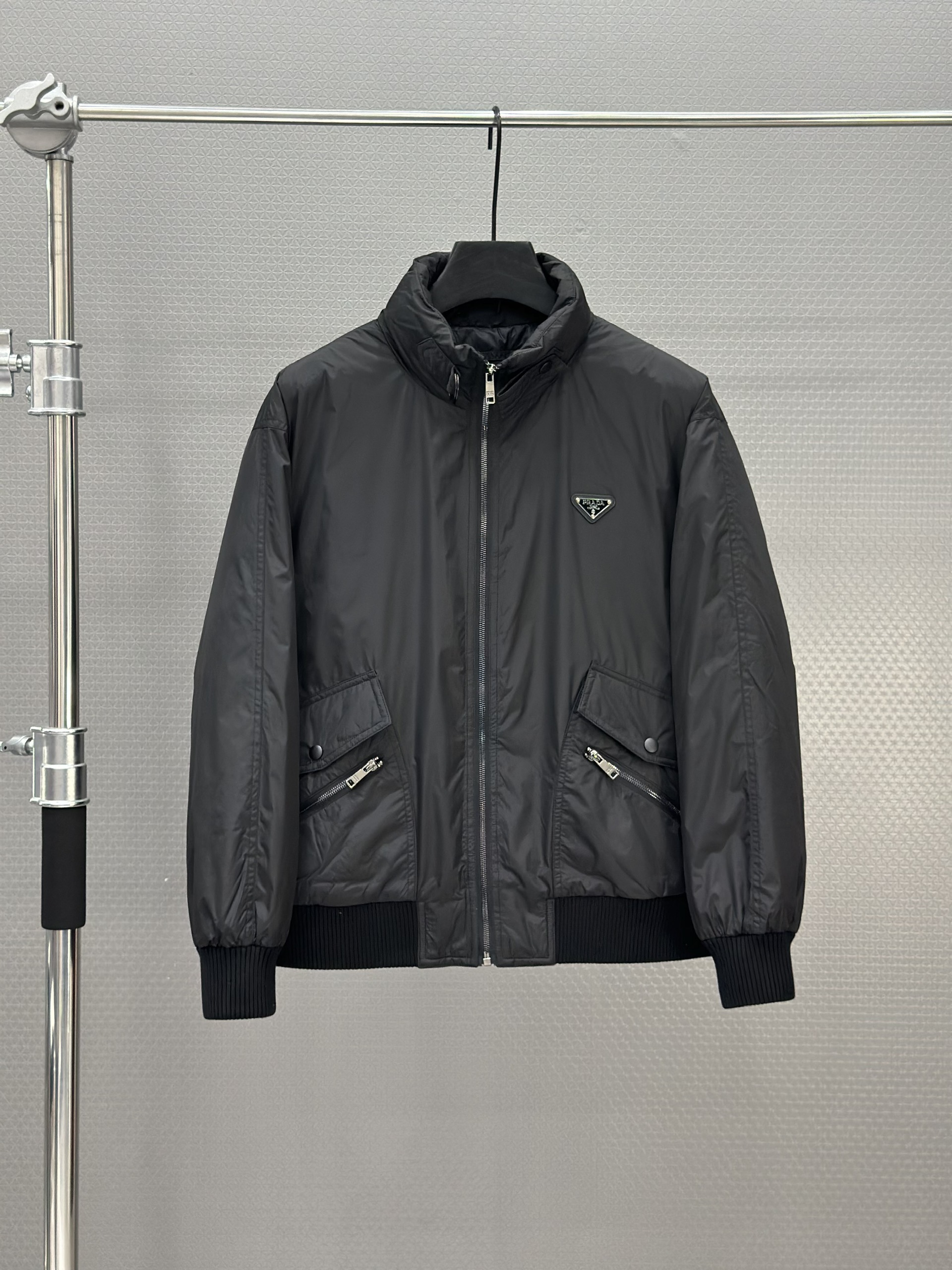 Áo khoác phao Prada 8032 Đen logo ngực Like Auth 48-52 VTN