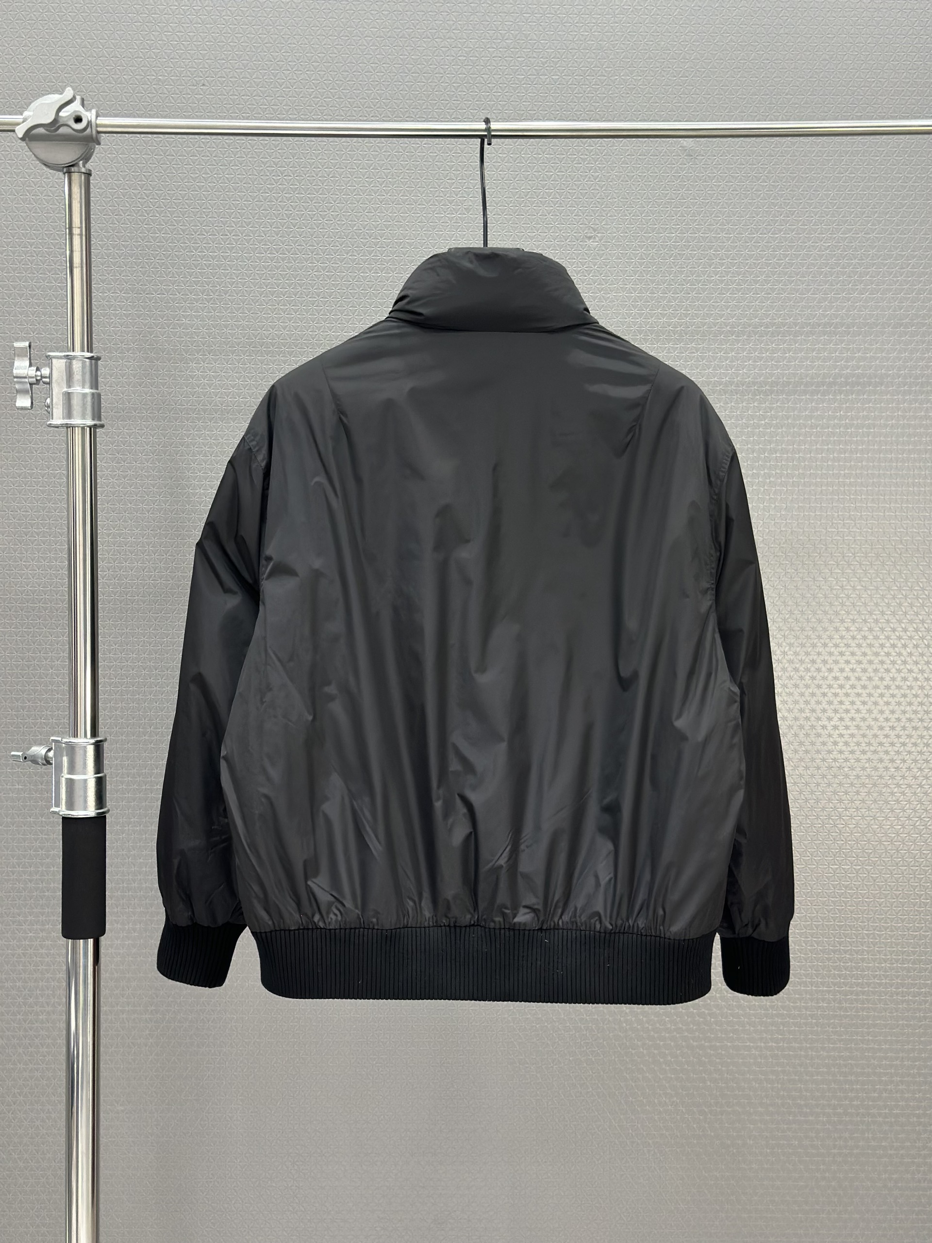 Áo khoác phao Prada 8032 Đen logo ngực Like Auth 48-52 VTN