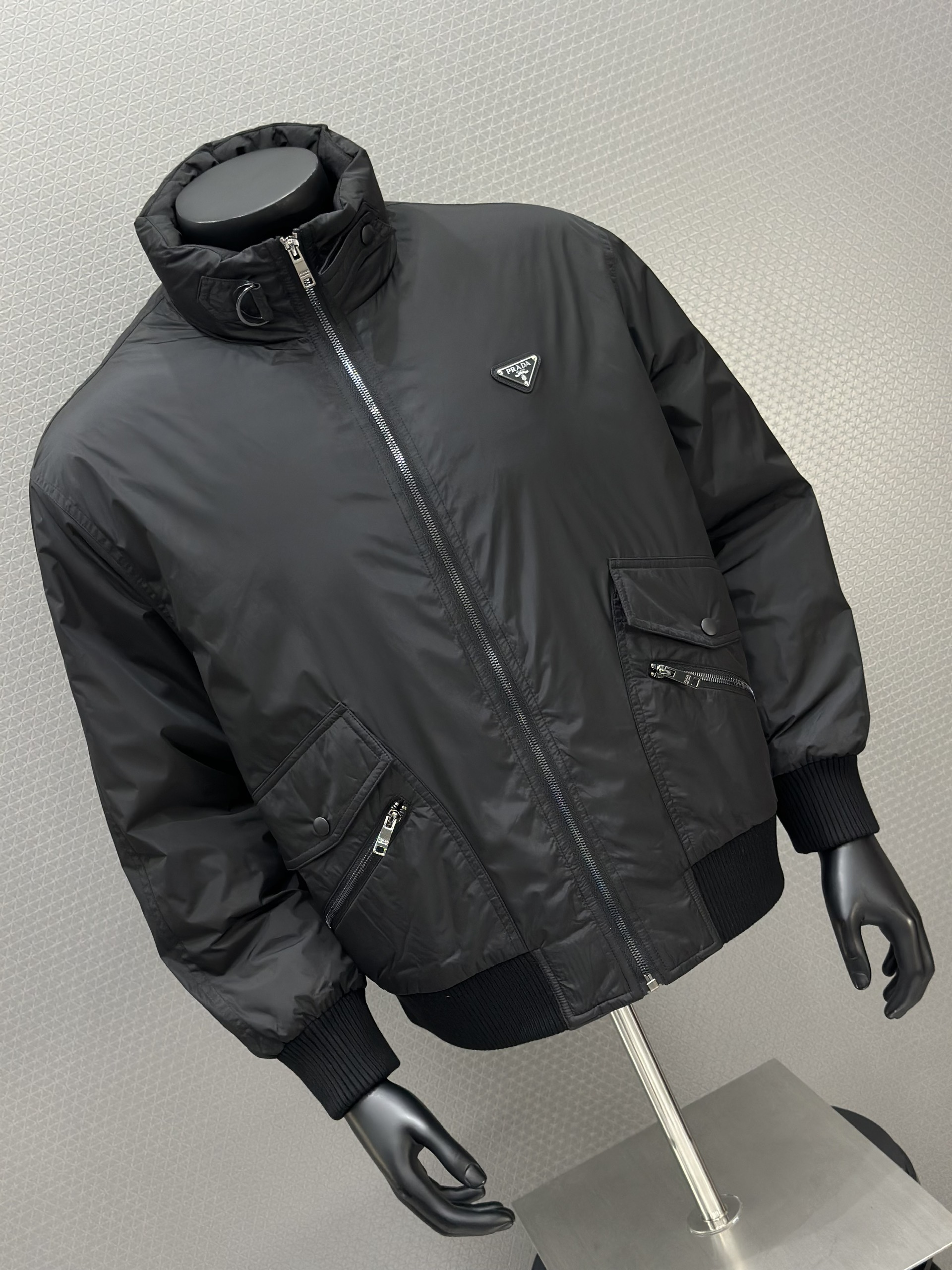 Áo khoác phao Prada 8032 Đen logo ngực Like Auth 48-52 VTN