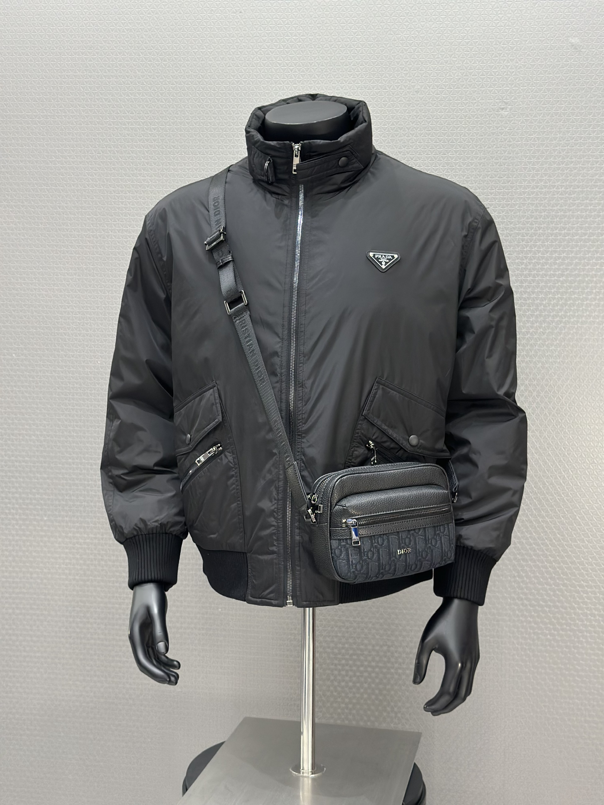 Áo khoác phao Prada 8032 Đen logo ngực Like Auth 48-52 VTN