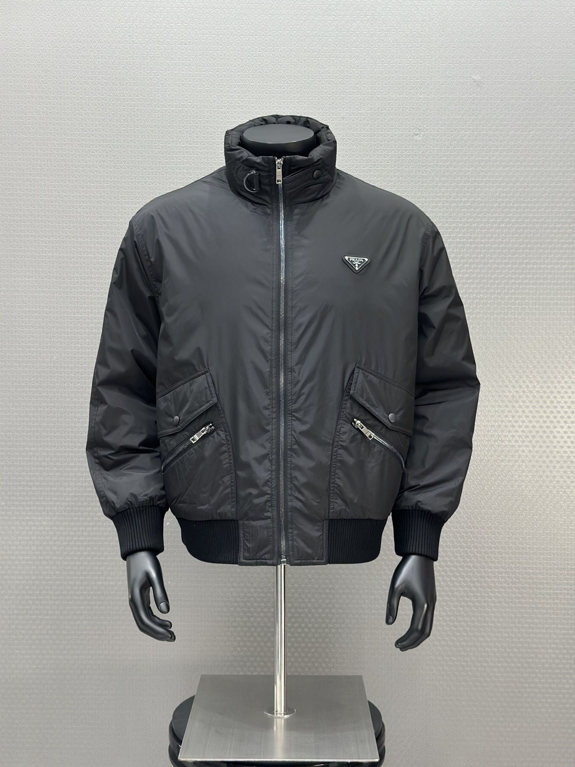 Áo khoác phao Prada 8032 Đen logo ngực Like Auth 48-52 VTN