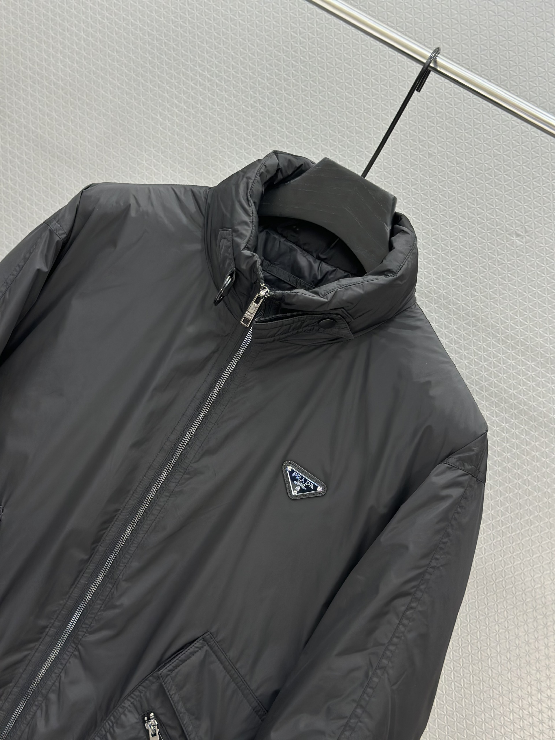 Áo khoác phao Prada 8032 Đen logo ngực Like Auth 48-52 VTN