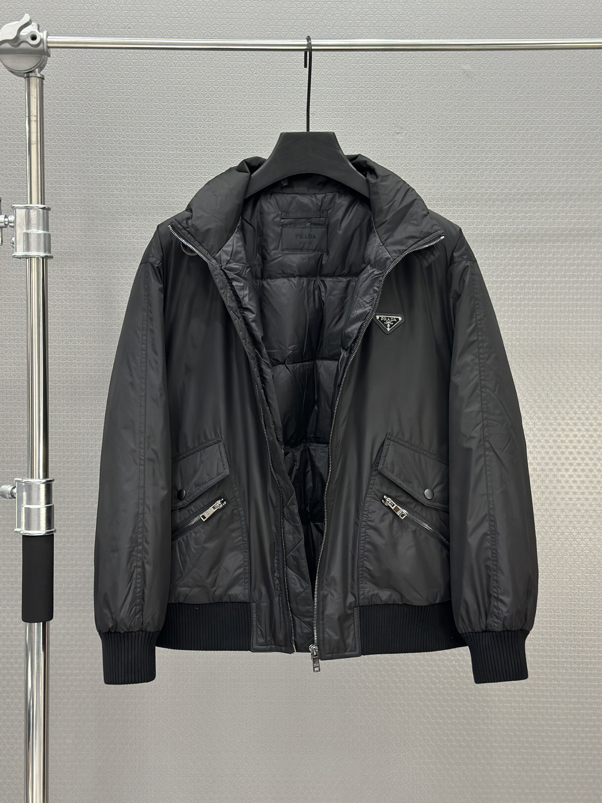 Áo khoác phao Prada 8032 Đen logo ngực Like Auth 48-52 VTN