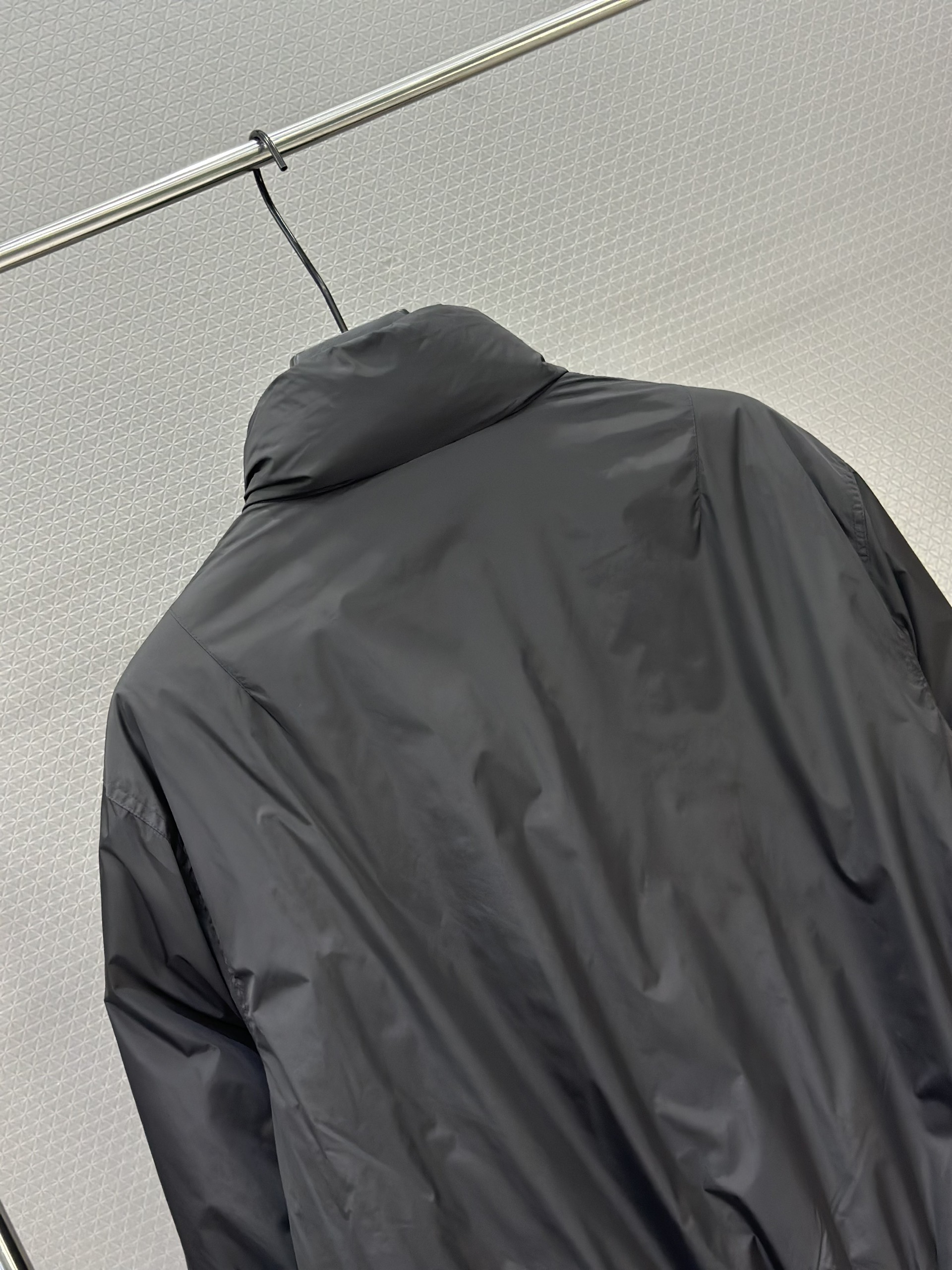 Áo khoác phao Prada 8032 Đen logo ngực Like Auth 48-52 VTN