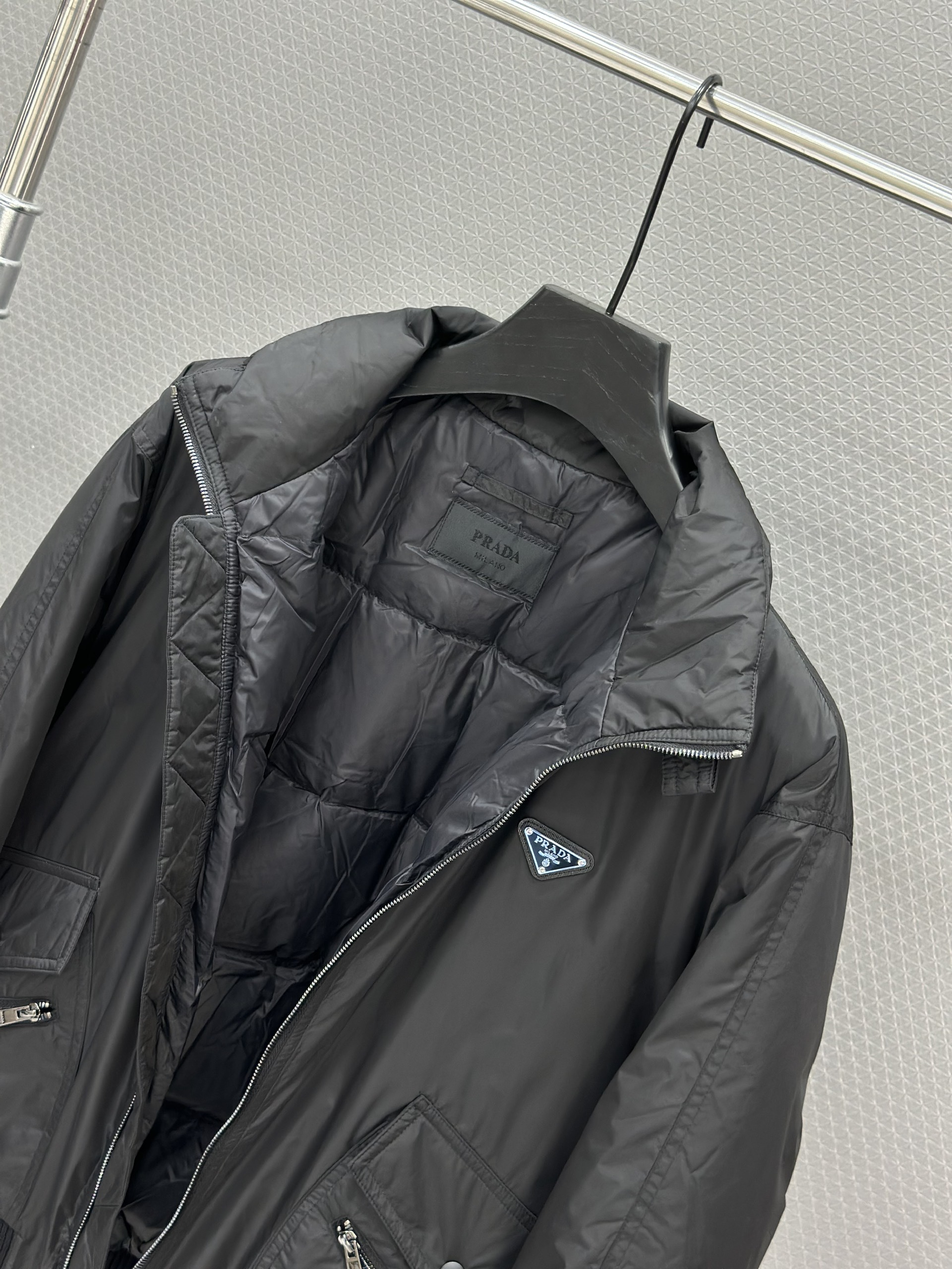 Áo khoác phao Prada 8032 Đen logo ngực Like Auth 48-52 VTN