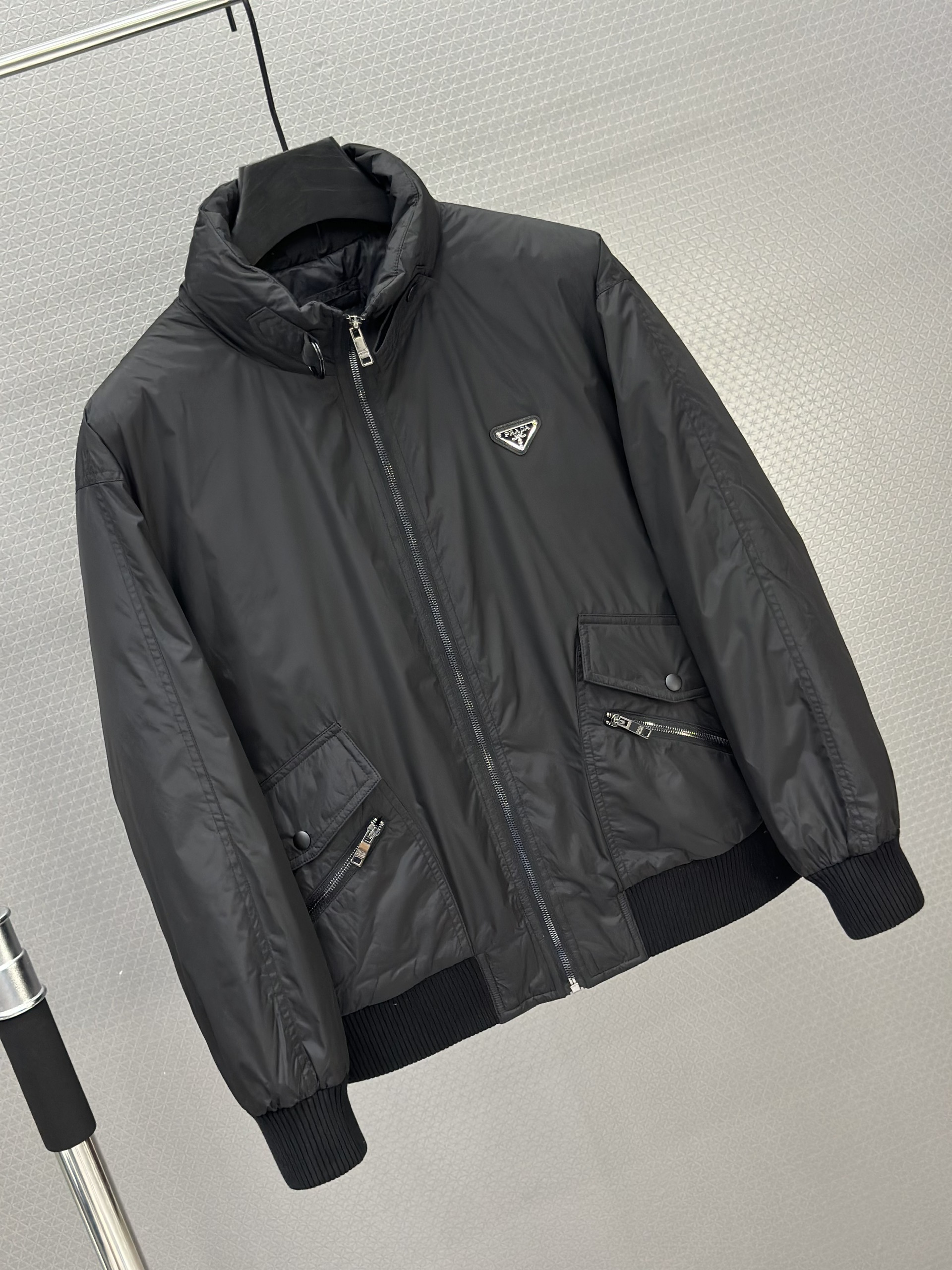 Áo khoác phao Prada 8032 Đen logo ngực Like Auth 48-52 VTN