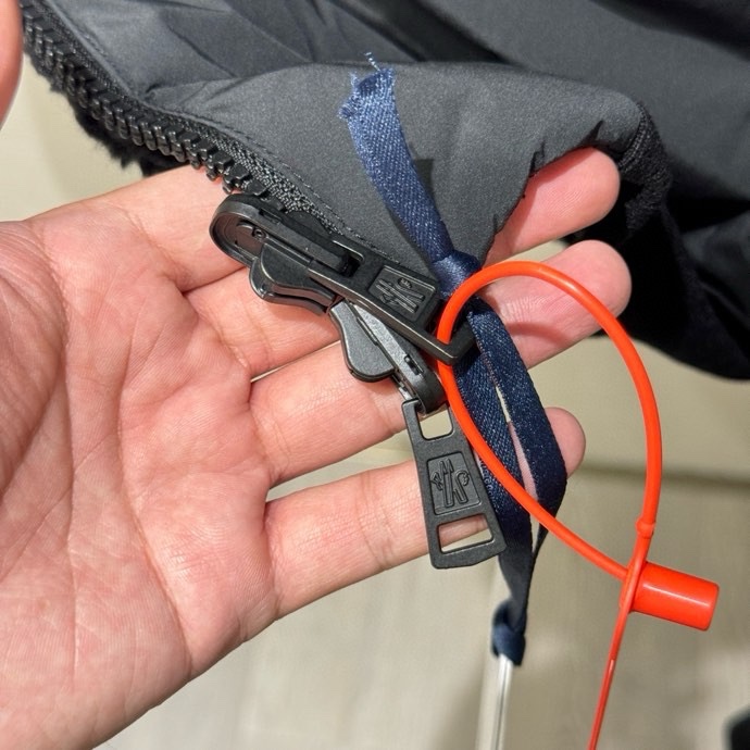 Áo khoác phao Moncler 25357 Đen 2 mặt gió cổ lông Cừu Like Auth 1-3 VTN