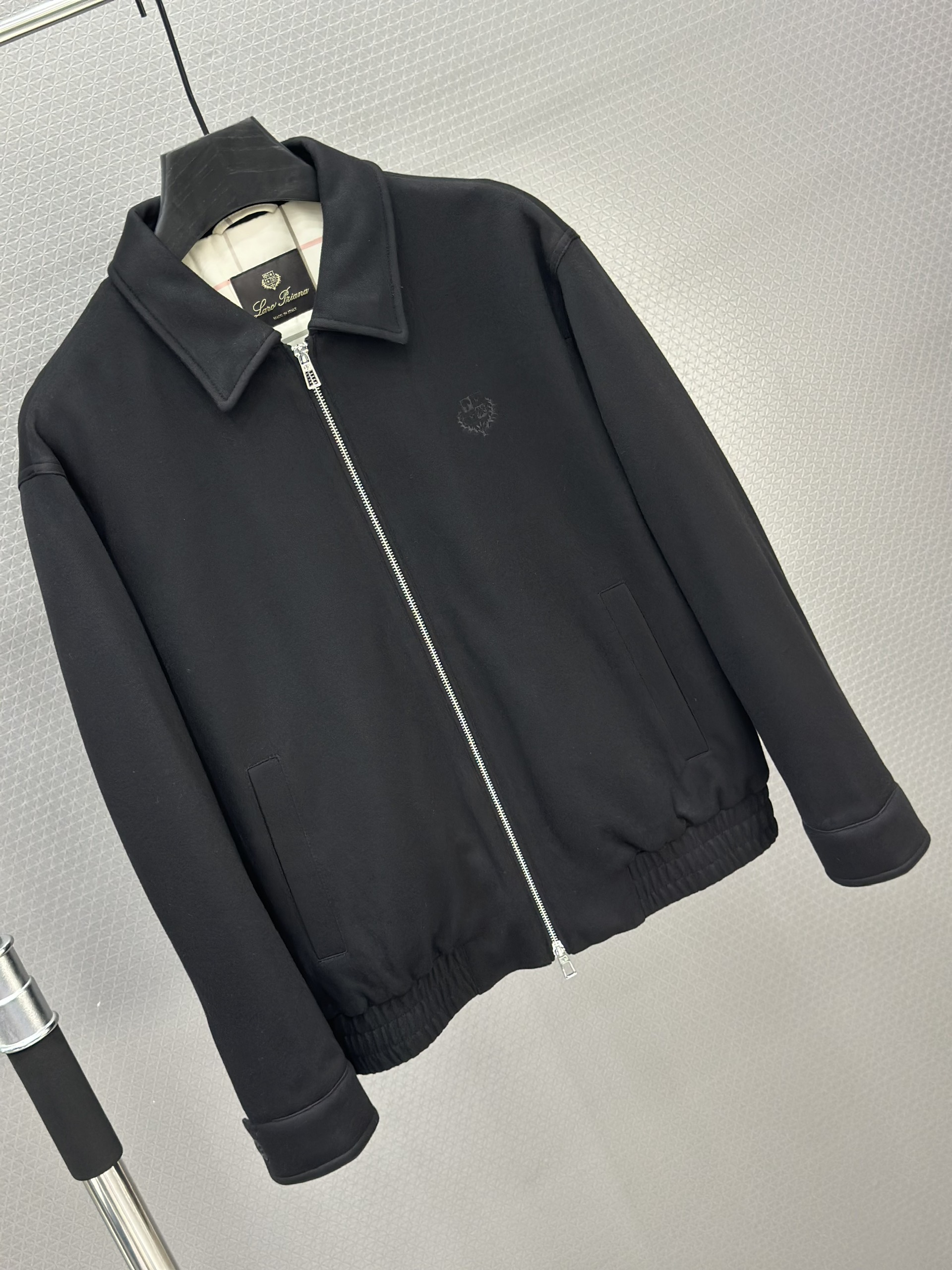 Áo khoác nỉ Lora 1329 Đen cổ bẻ Like Auth 48-52 VTN