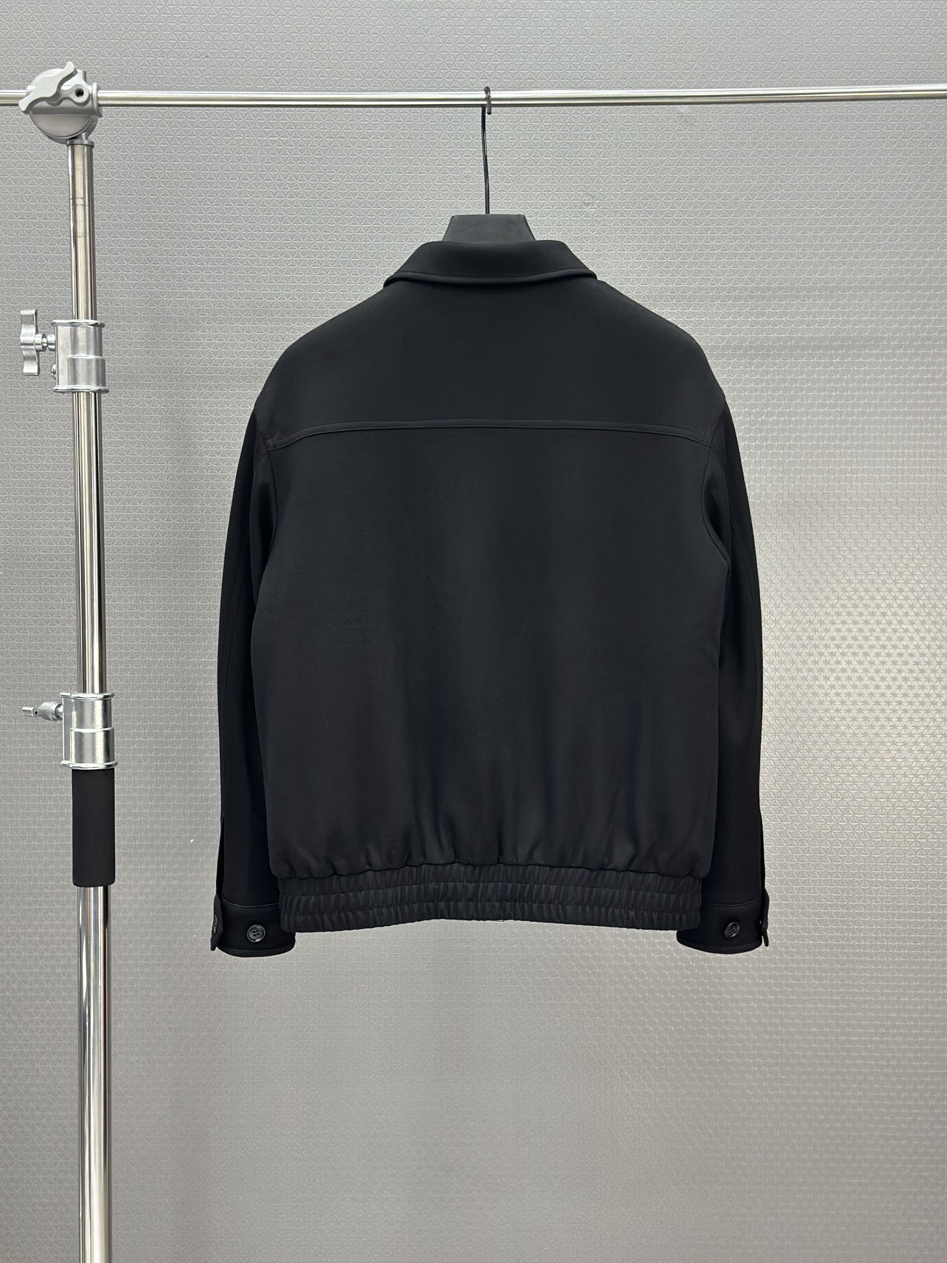 Áo khoác nỉ Lora 1329 Đen cổ bẻ Like Auth 48-52 VTN