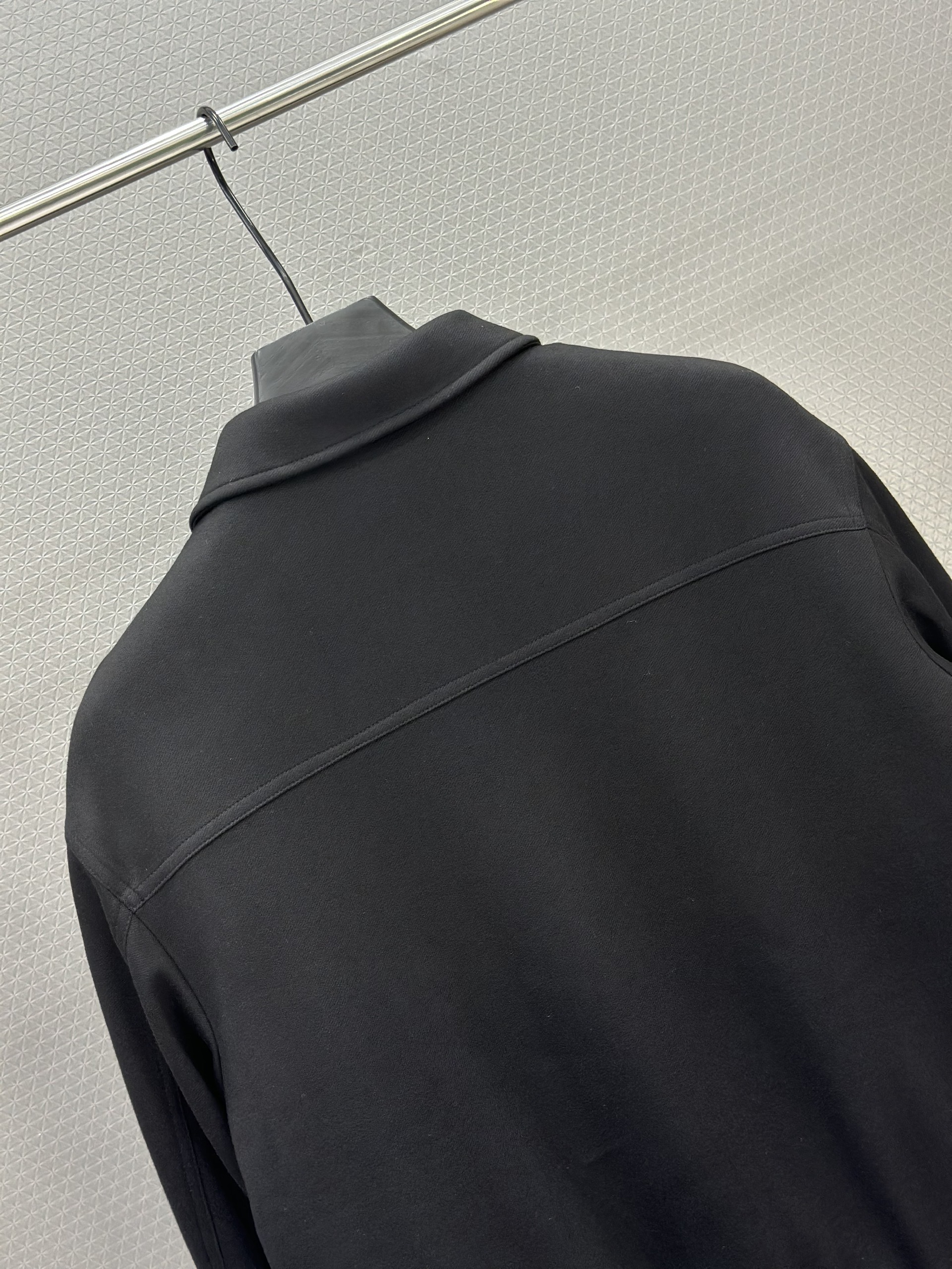 Áo khoác nỉ Lora 1329 Đen cổ bẻ Like Auth 48-52 VTN