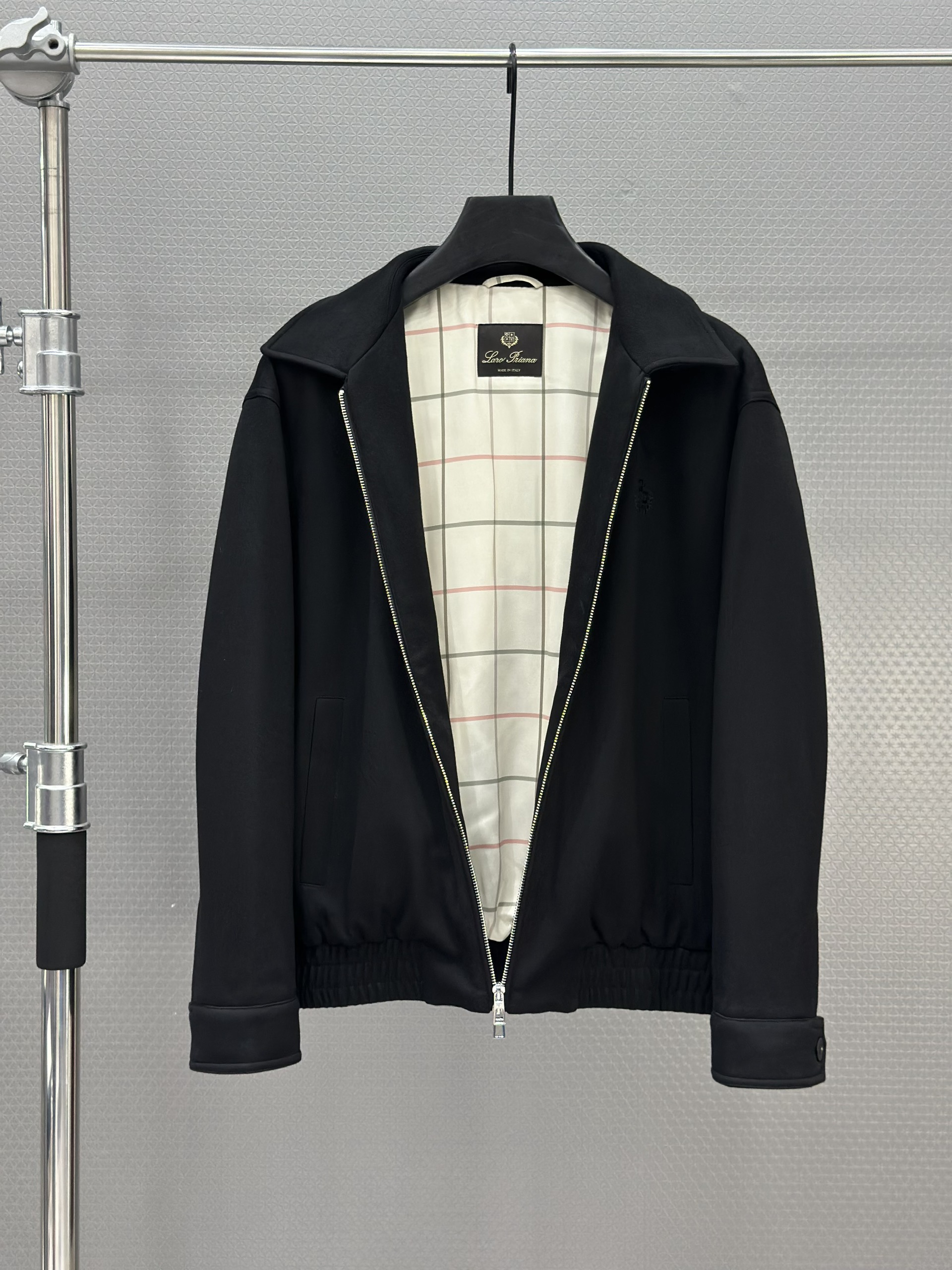 Áo khoác nỉ Lora 1329 Đen cổ bẻ Like Auth 48-52 VTN