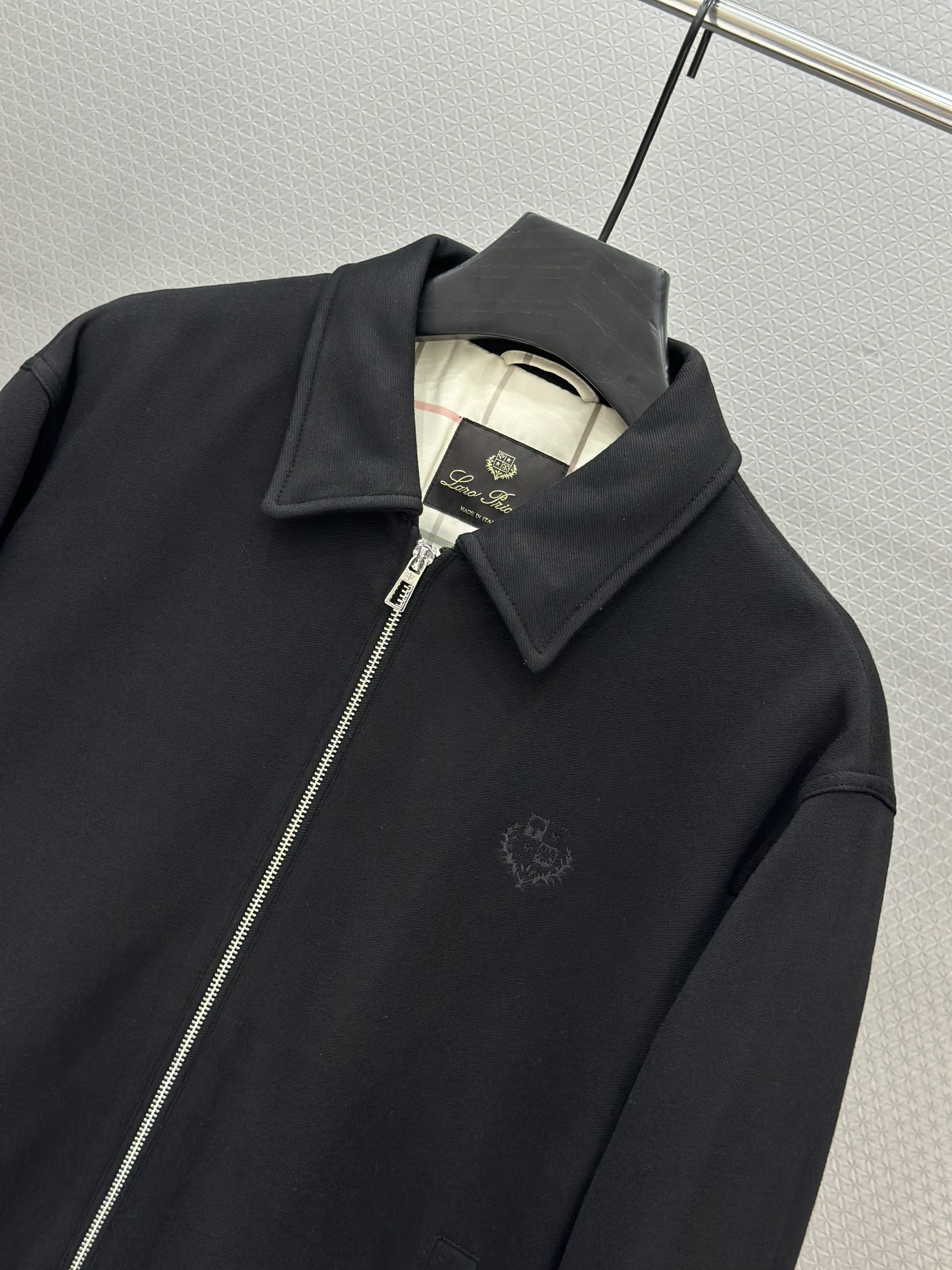 Áo khoác nỉ Lora 1329 Đen cổ bẻ Like Auth 48-52 VTN