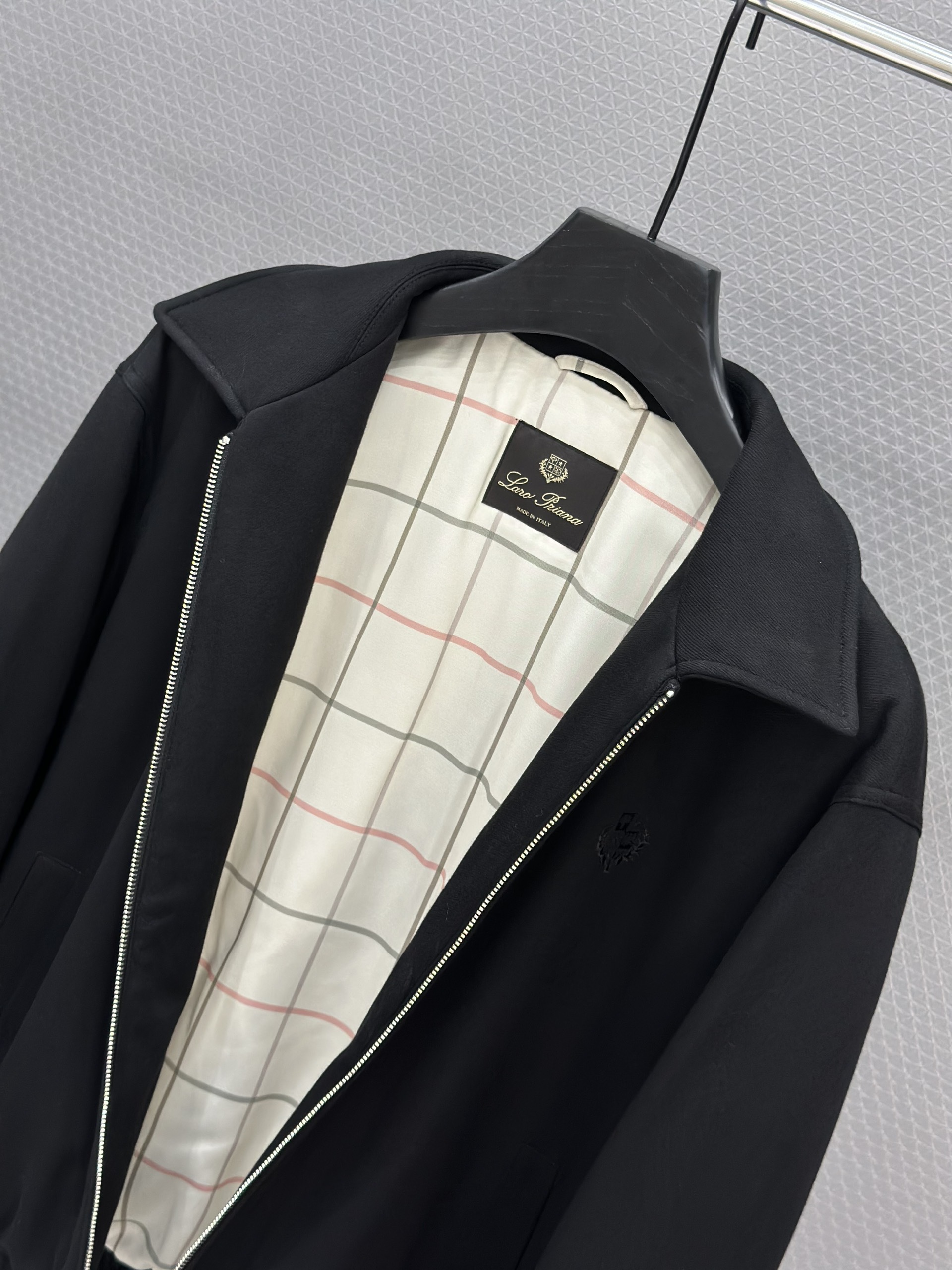 Áo khoác nỉ Lora 1329 Đen cổ bẻ Like Auth 48-52 VTN