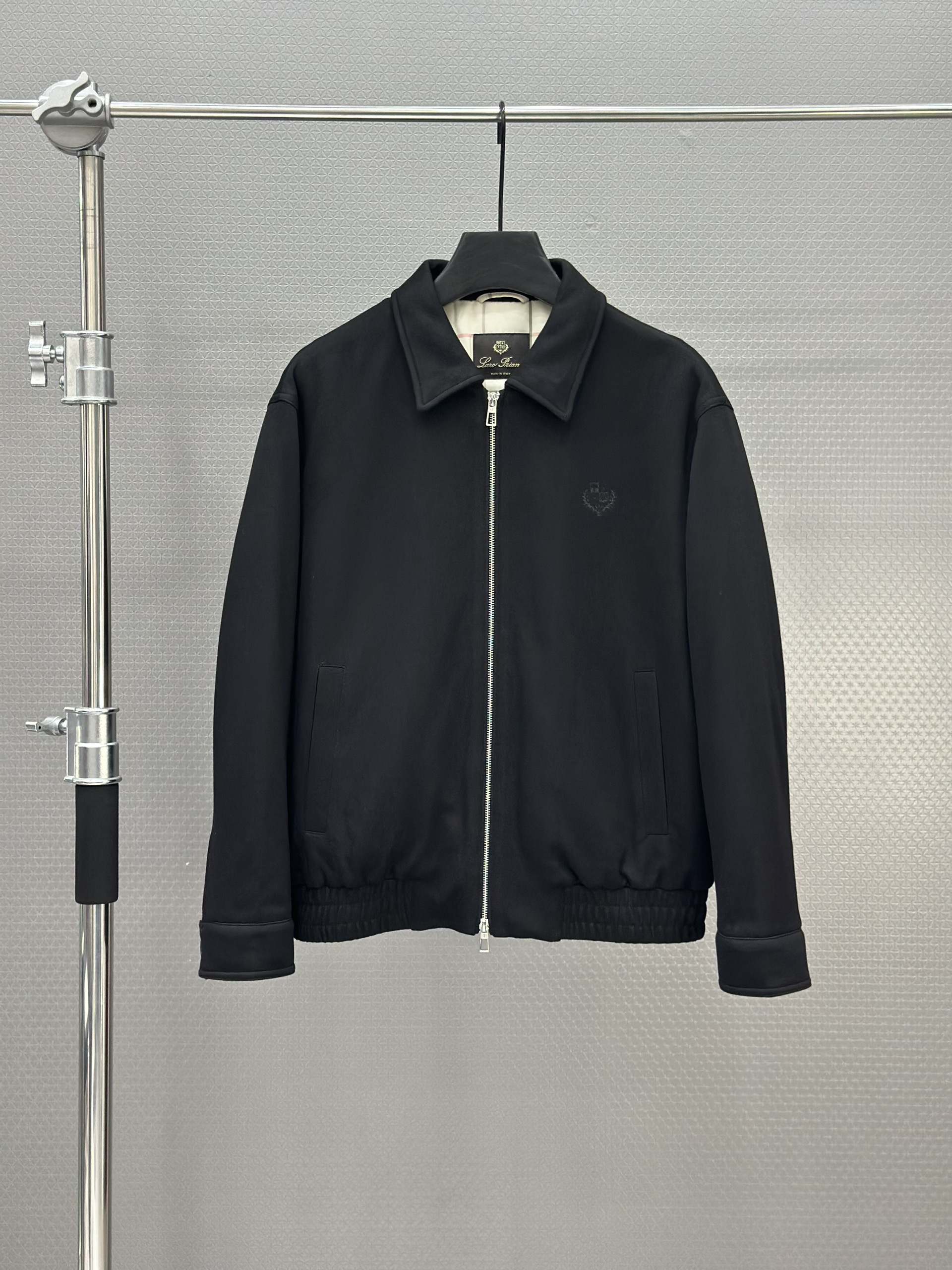 Áo khoác nỉ Lora 1329 Đen cổ bẻ Like Auth 48-52 VTN