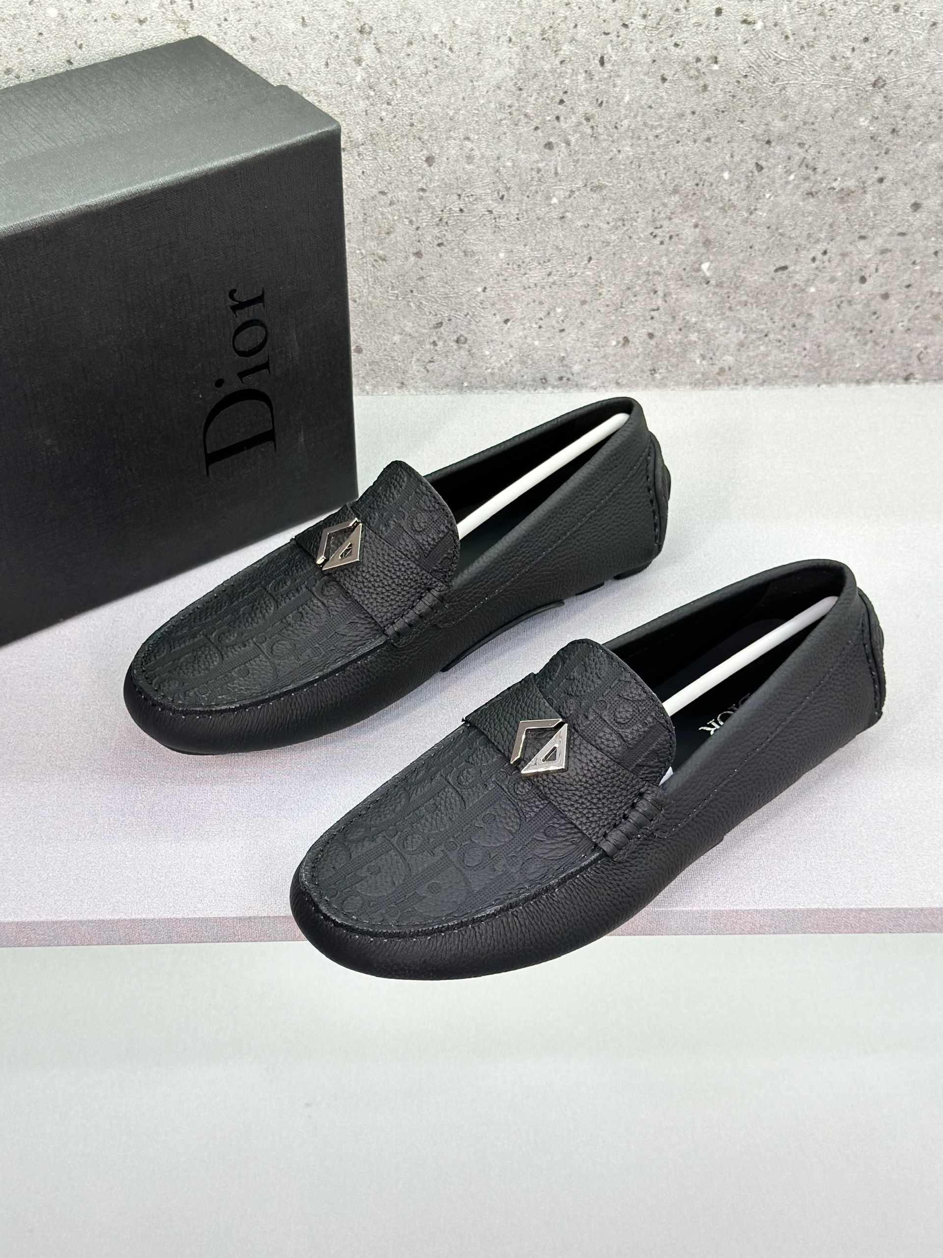 Giày lười moca Dior CD Đen sần họa tiết hoa vân dập chìm logo CD bạc Like Auth 1-1 on web fullbox VTN