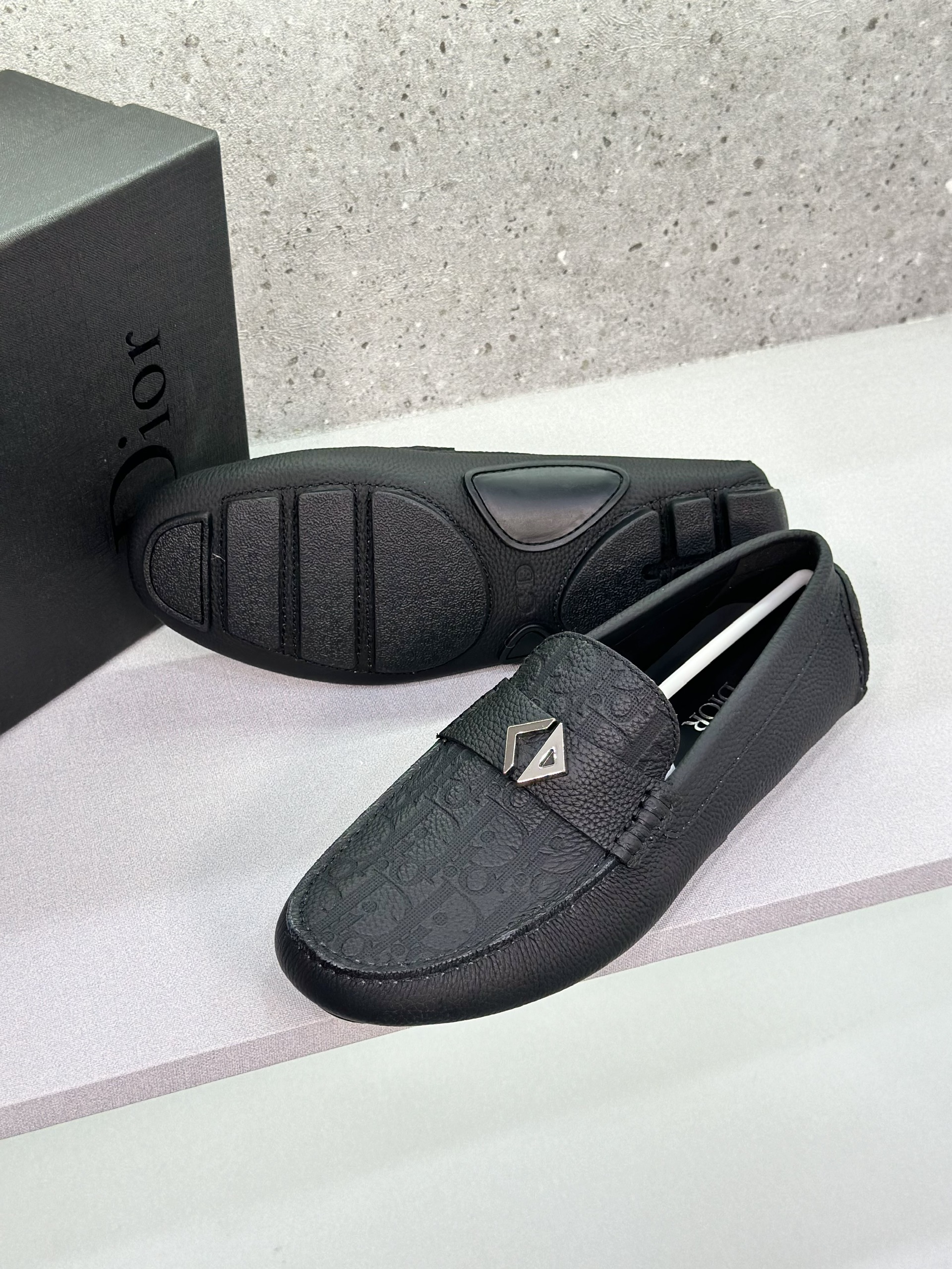 Giày lười moca Dior CD Đen sần họa tiết hoa vân dập chìm logo CD bạc Like Auth 1-1 on web fullbox VTN