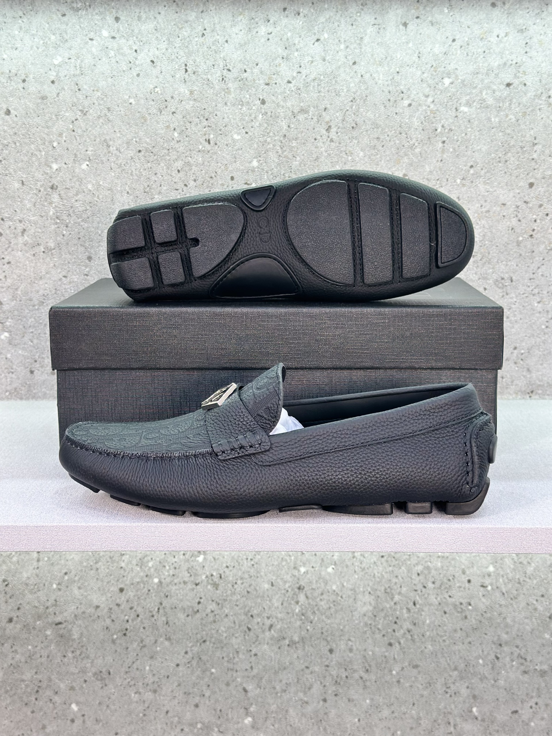 Giày lười moca Dior CD Đen sần họa tiết hoa vân dập chìm logo CD bạc Like Auth 1-1 on web fullbox VTN