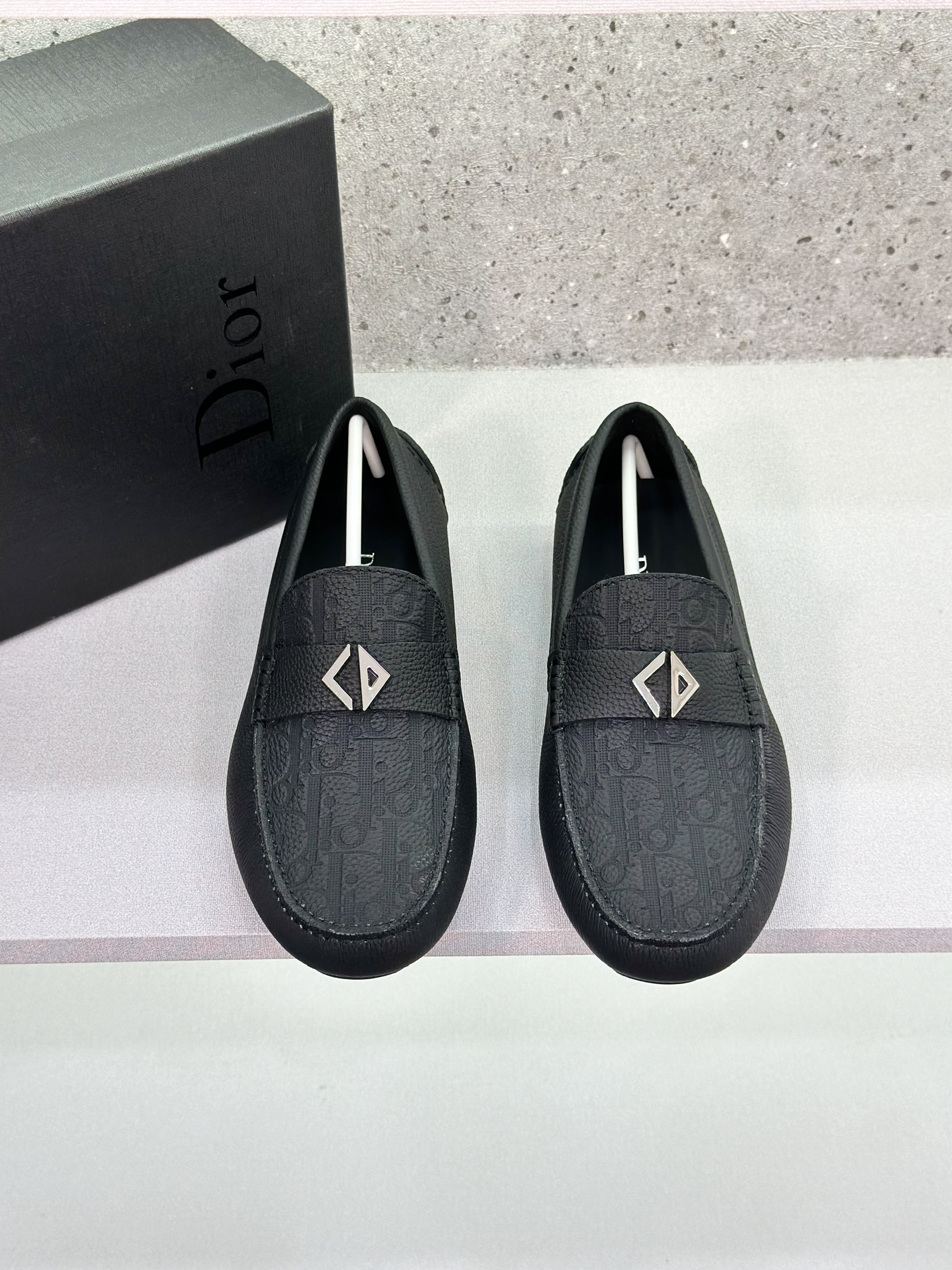 Giày lười moca Dior CD Đen sần họa tiết hoa vân dập chìm logo CD bạc Like Auth 1-1 on web fullbox VTN