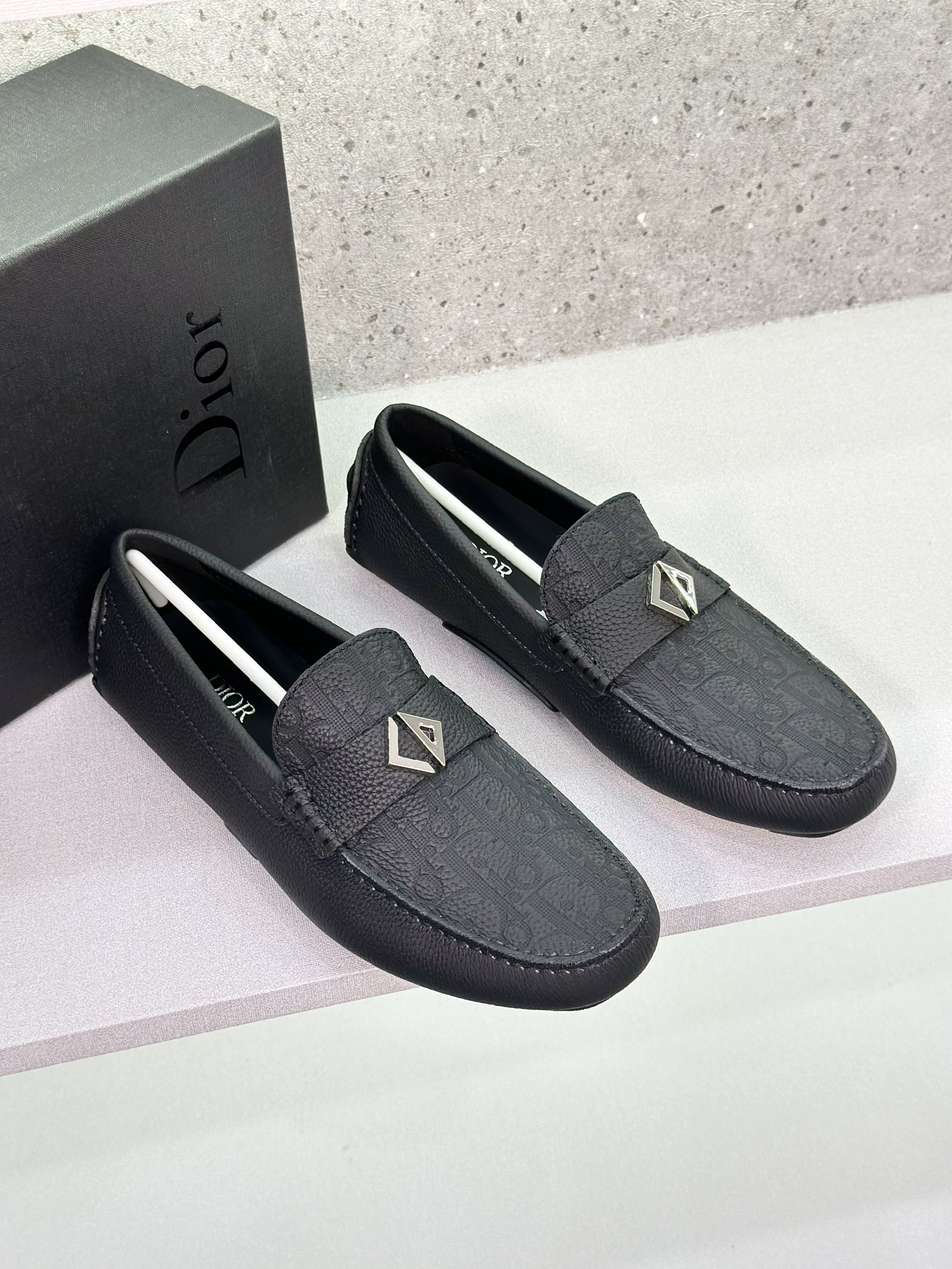 Giày lười moca Dior CD Đen sần họa tiết hoa vân dập chìm logo CD bạc Like Auth 1-1 on web fullbox VTN