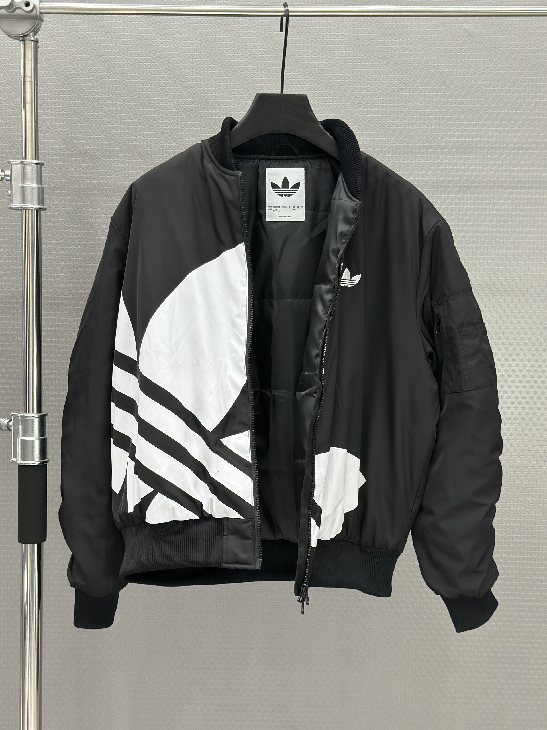 Áo khoác Bomber phao Adidas khóa Đen phối logo Trắng to Like Auth S-XL VTN