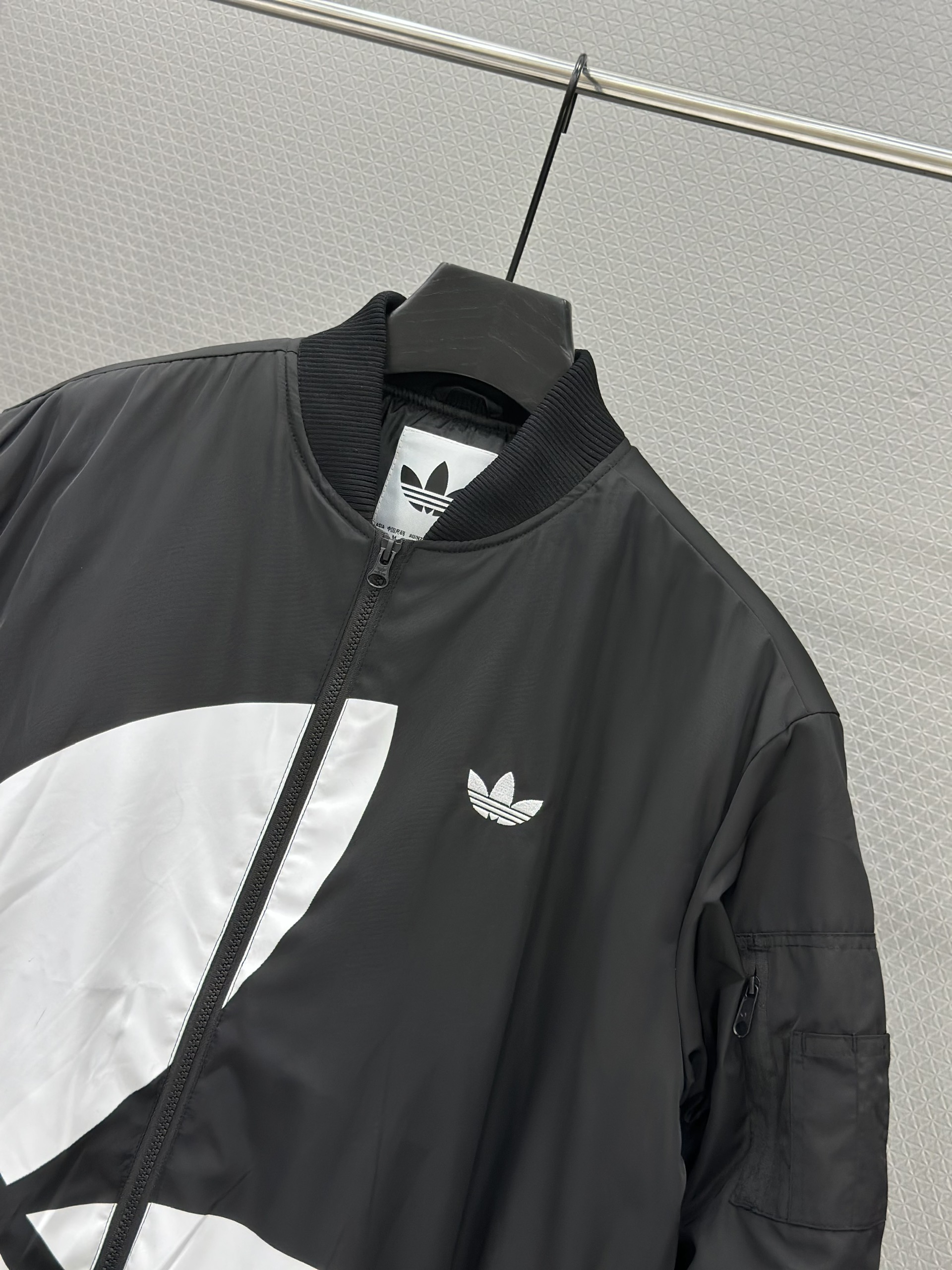 Áo khoác Bomber phao Adidas khóa Đen phối logo Trắng to Like Auth S-XL VTN