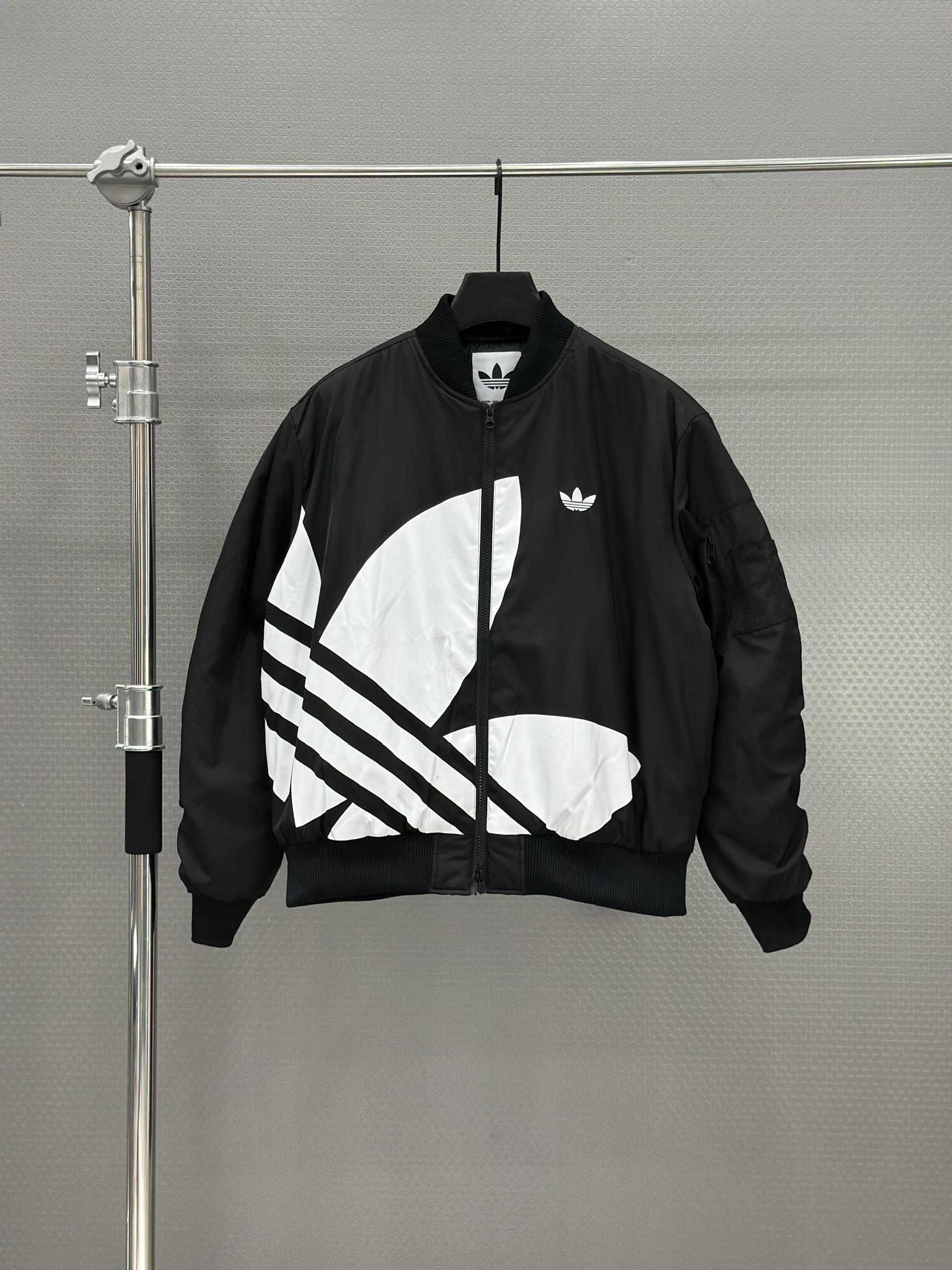 Áo khoác Bomber phao Adidas khóa Đen phối logo Trắng to Like Auth S-XL VTN