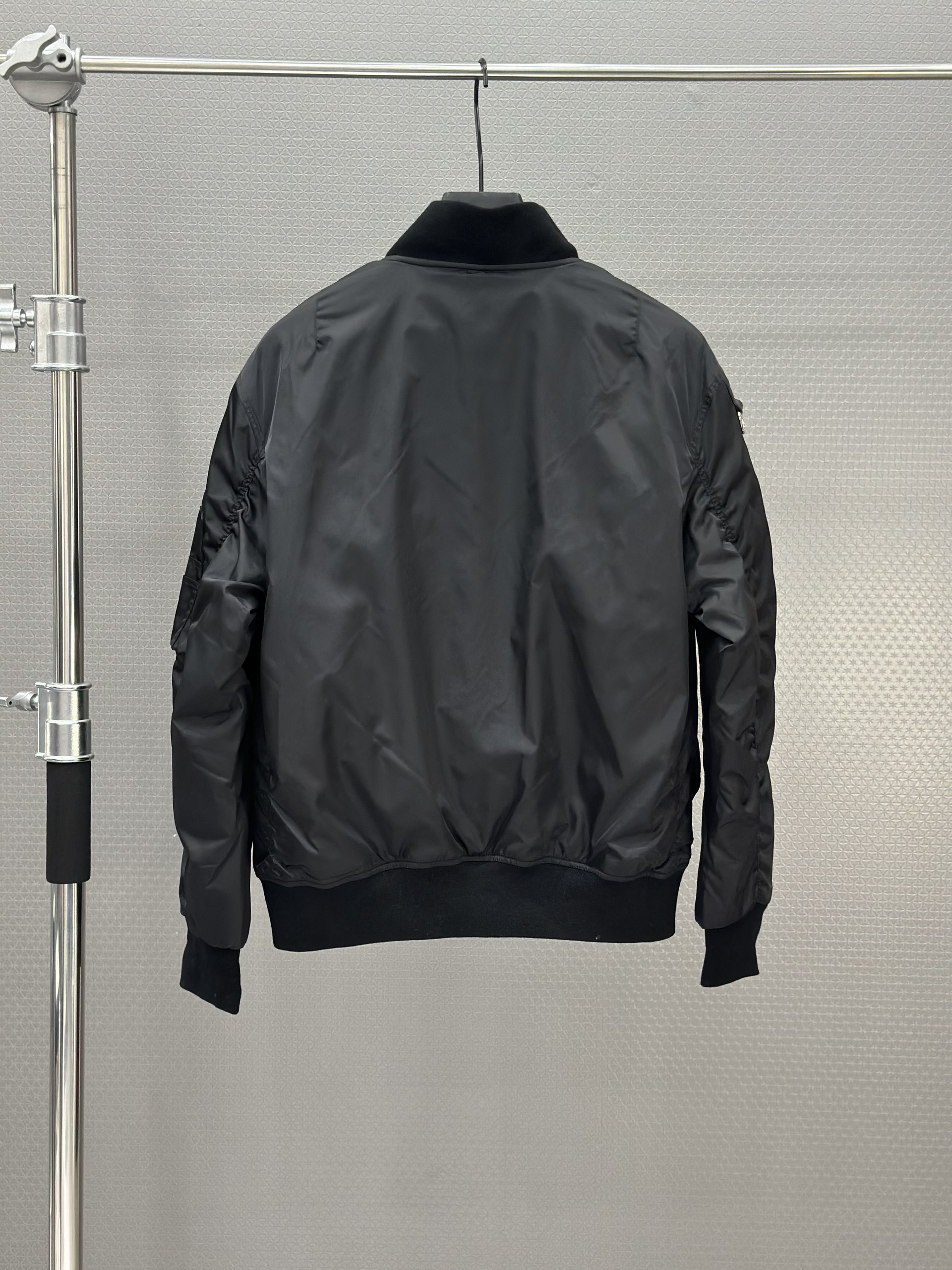 Áo khoác gió Gucci GC 9600 2 mặt Đen Đỏ Like Auth S-L VTN