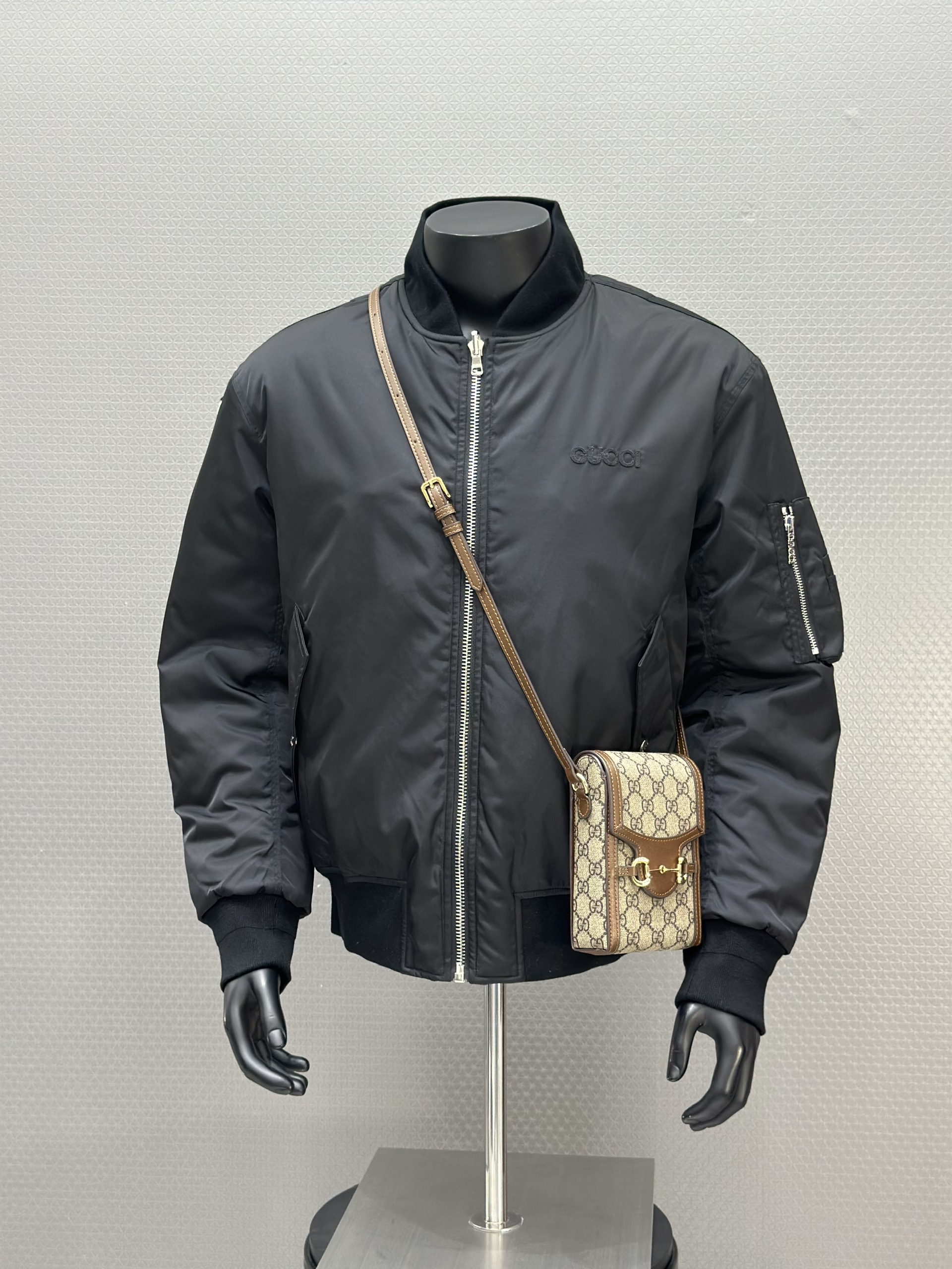 Áo khoác gió Gucci GC 9600 2 mặt Đen Đỏ Like Auth S-L VTN