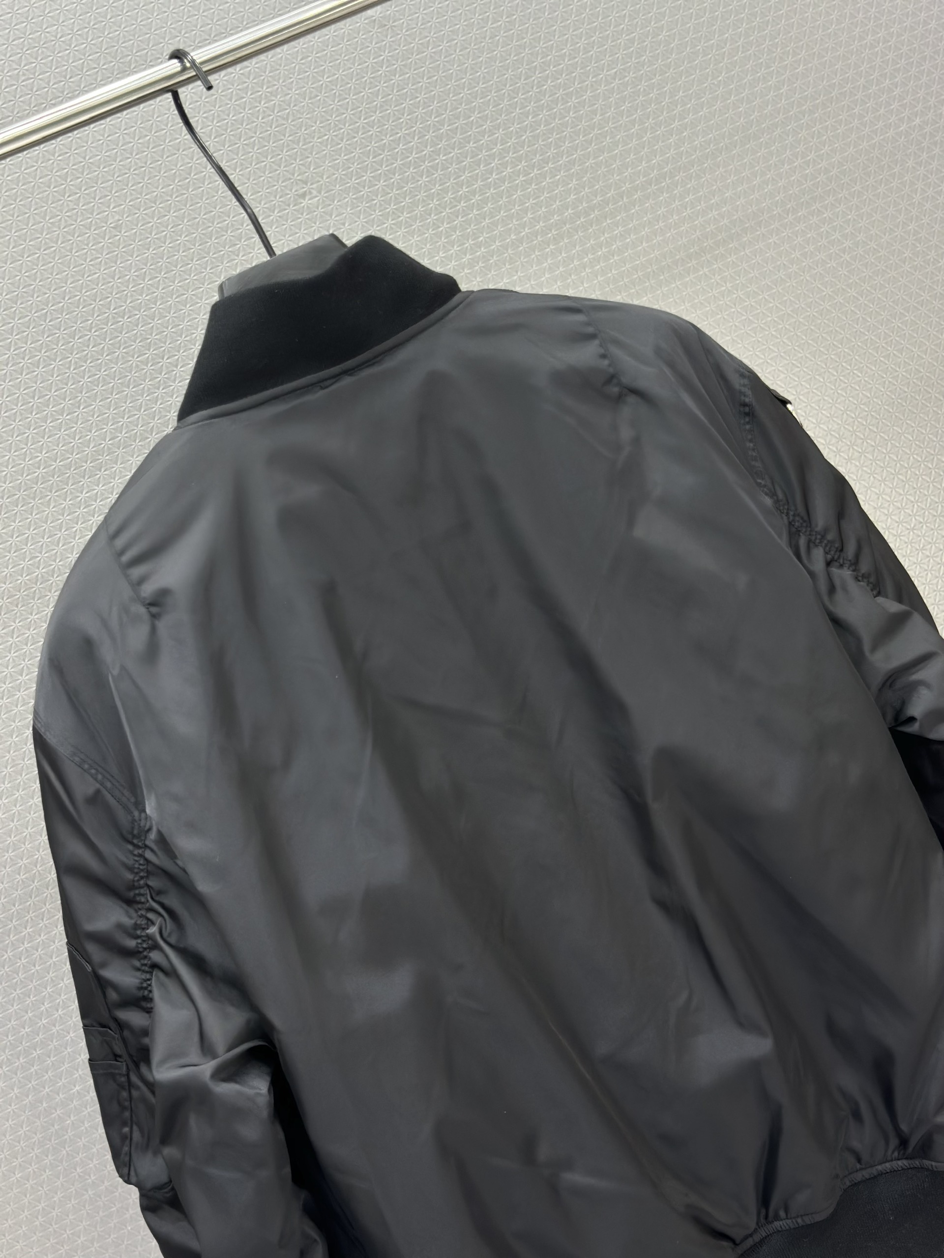 Áo khoác gió Gucci GC 9600 2 mặt Đen Đỏ Like Auth S-L VTN