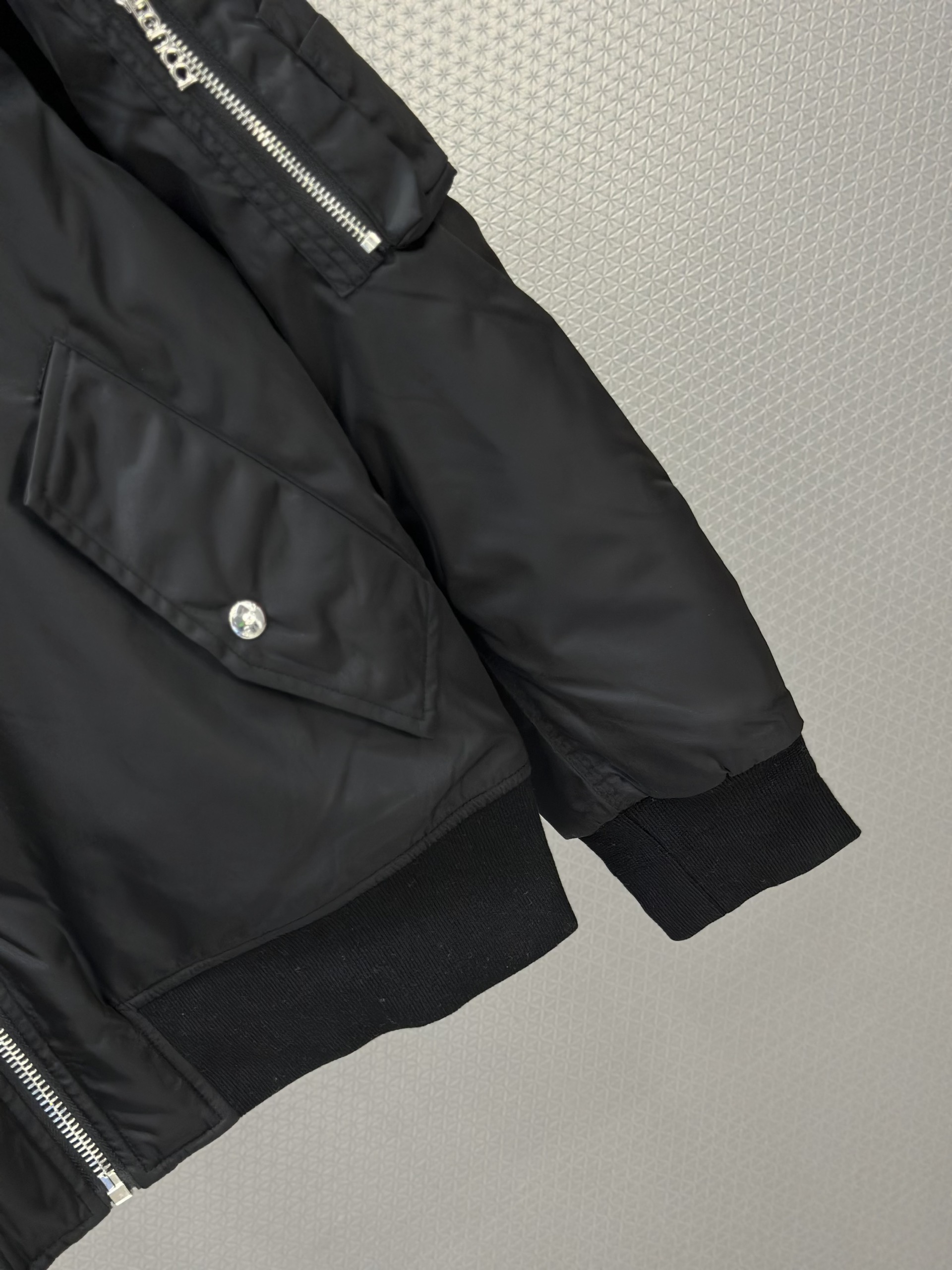 Áo khoác gió Gucci GC 9600 2 mặt Đen Đỏ Like Auth S-L VTN