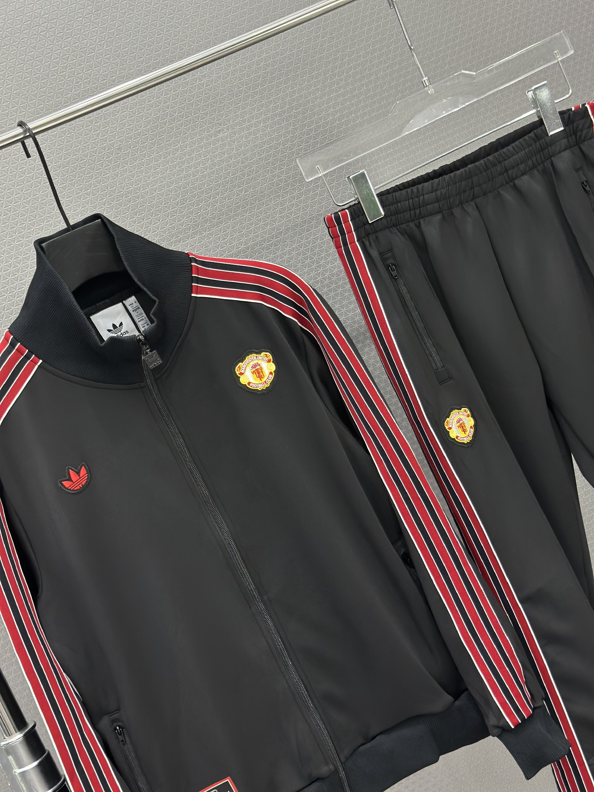 Set bộ thu đông Adidas MU khóa kẻ viền Đỏ Like Auth S-XL VTN