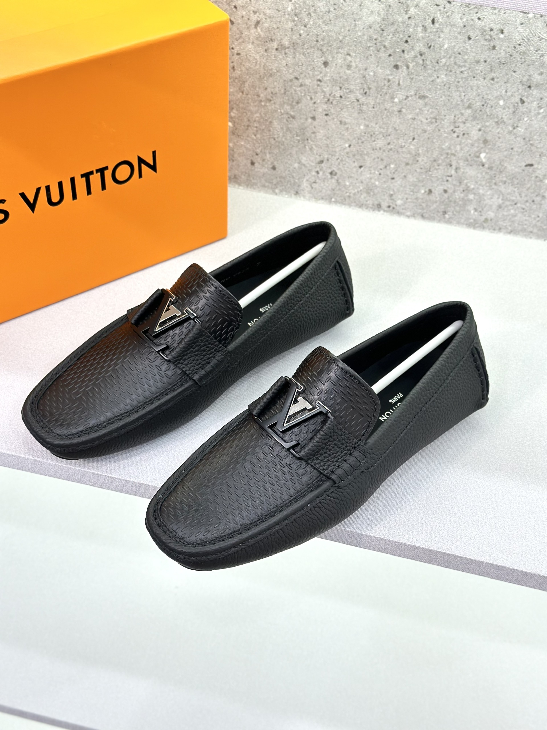 Giày lười moca Louis Vuitton LV Đen sần chấm nổi caro logo LV Like Auth 1-1 on web fullbox VTN
