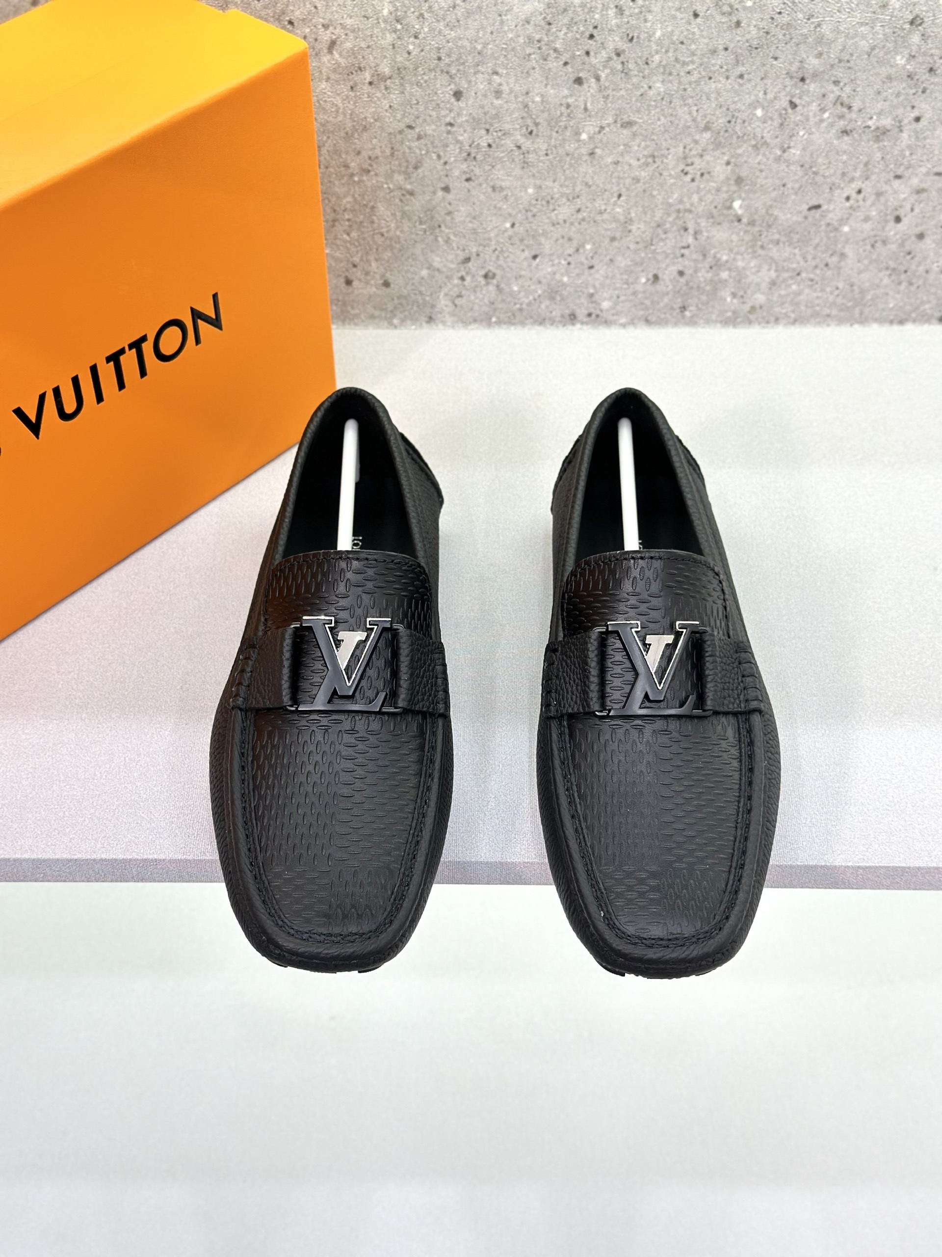 Giày lười moca Louis Vuitton LV Đen sần chấm nổi caro logo LV Like Auth 1-1 on web fullbox VTN
