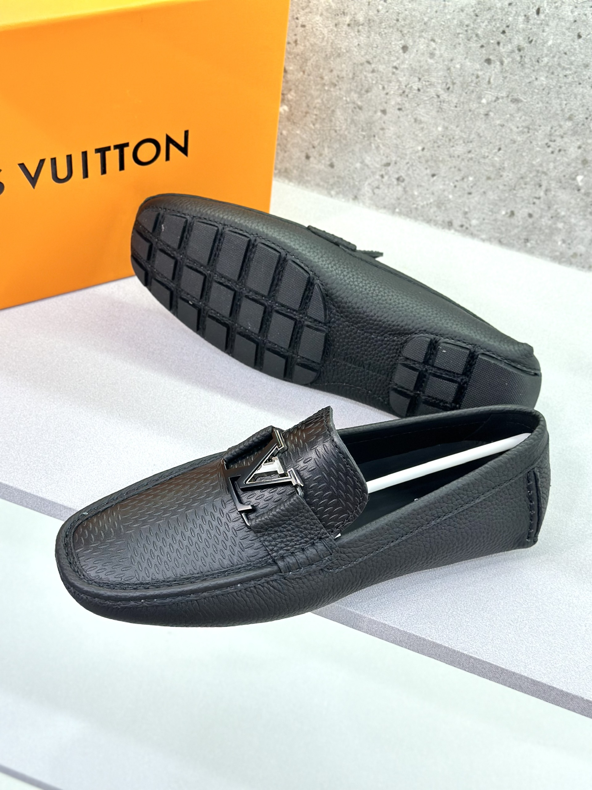 Giày lười moca Louis Vuitton LV Đen sần chấm nổi caro logo LV Like Auth 1-1 on web fullbox VTN