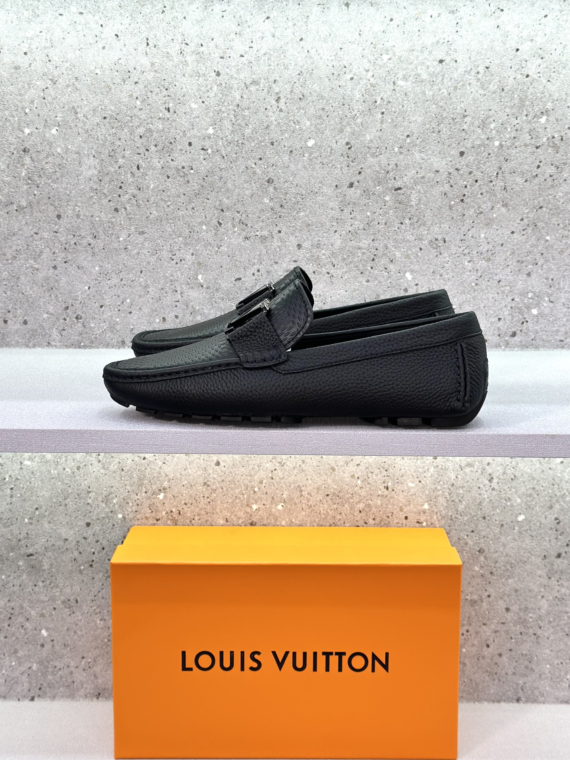 Giày lười moca Louis Vuitton LV Đen sần chấm nổi caro logo LV Like Auth 1-1 on web fullbox VTN