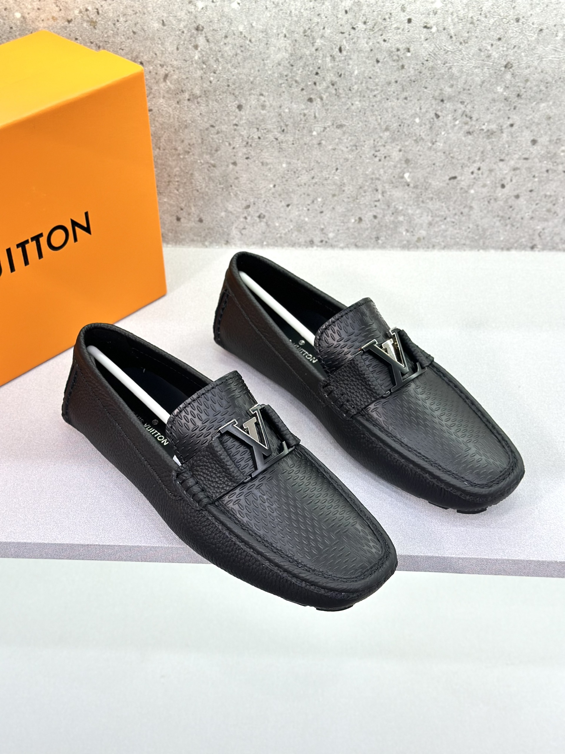 Giày lười moca Louis Vuitton LV Đen sần chấm nổi caro logo LV Like Auth 1-1 on web fullbox VTN