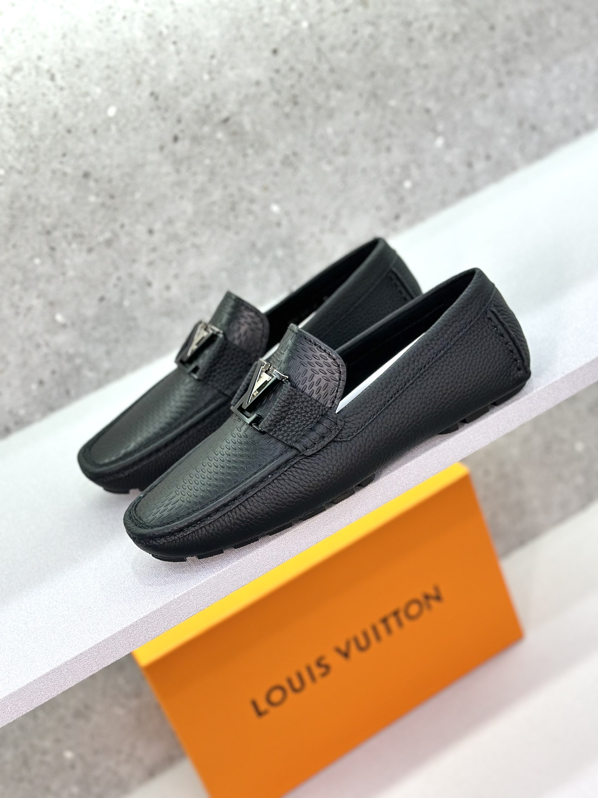 Giày lười moca Louis Vuitton LV Đen sần chấm nổi caro logo LV Like Auth 1-1 on web fullbox VTN