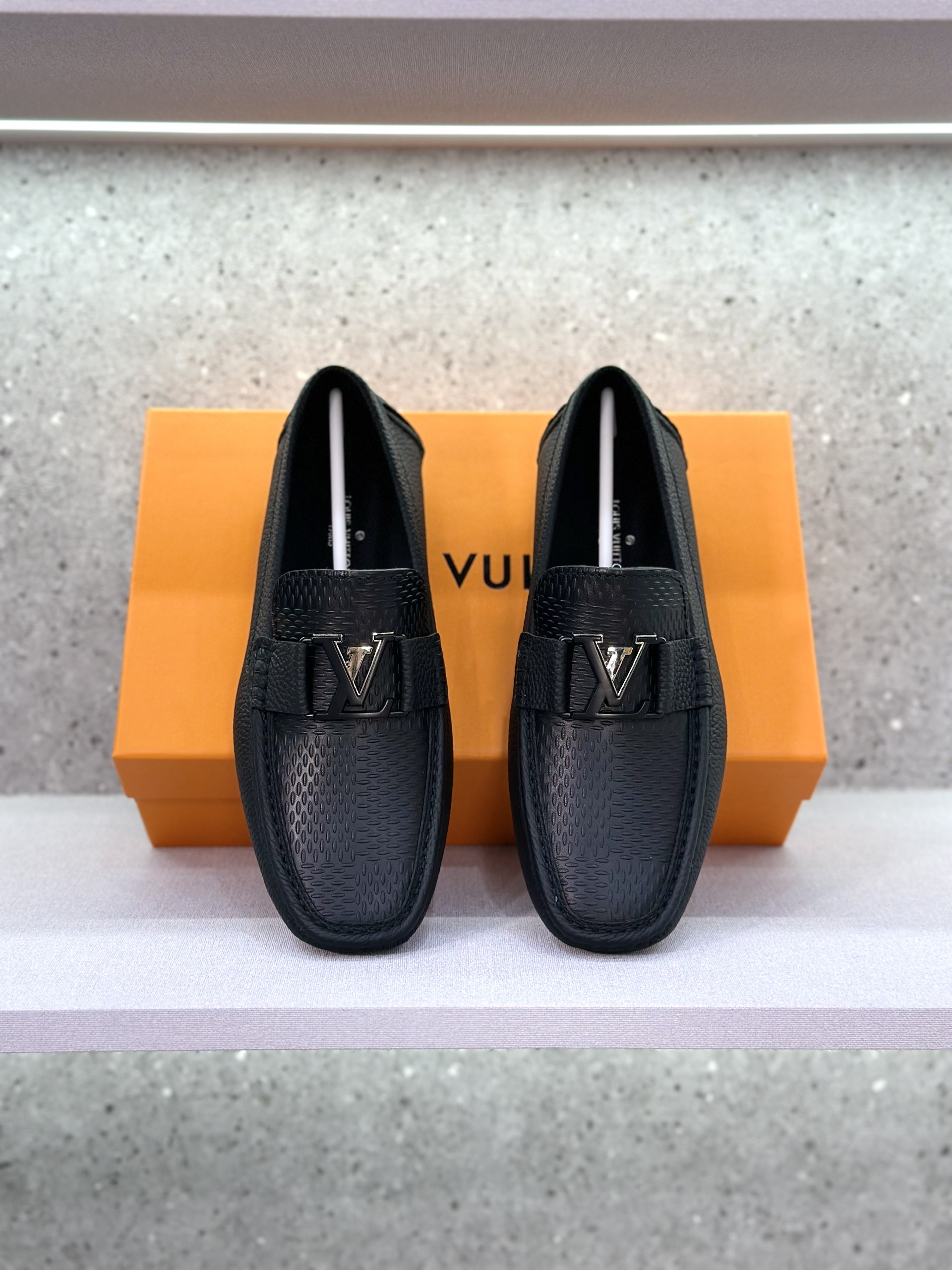 Giày lười moca Louis Vuitton LV Đen sần chấm nổi caro logo LV Like Auth 1-1 on web fullbox VTN