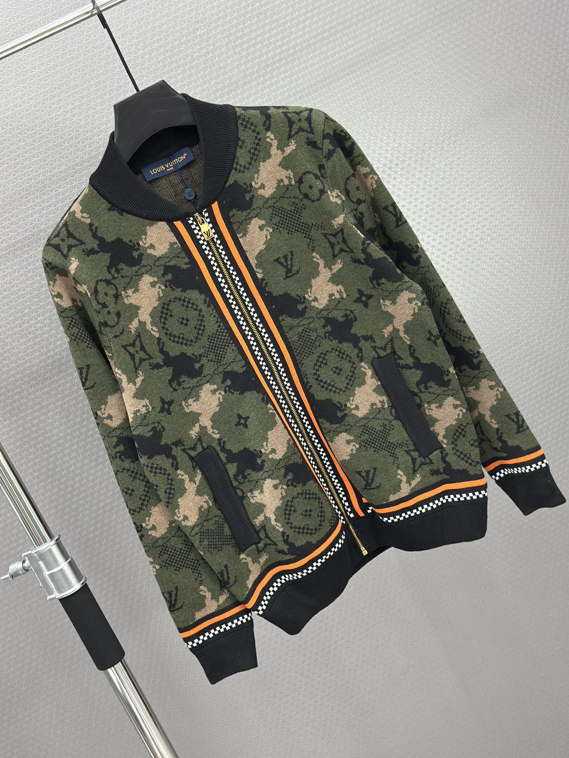 Áo khoác Bomber len Louis Vuitton LV 1121 Nâu dằn di kẻ viền Cam Like Auth 46-52 VTN