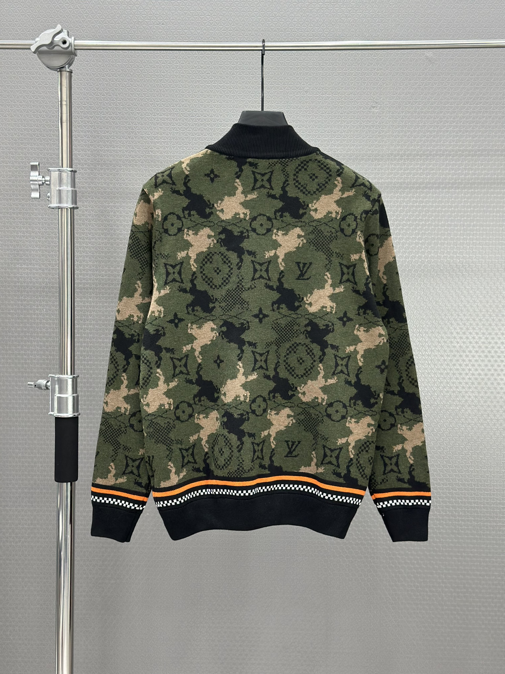 Áo khoác Bomber len Louis Vuitton LV 1121 Nâu dằn di kẻ viền Cam Like Auth 46-52 VTN