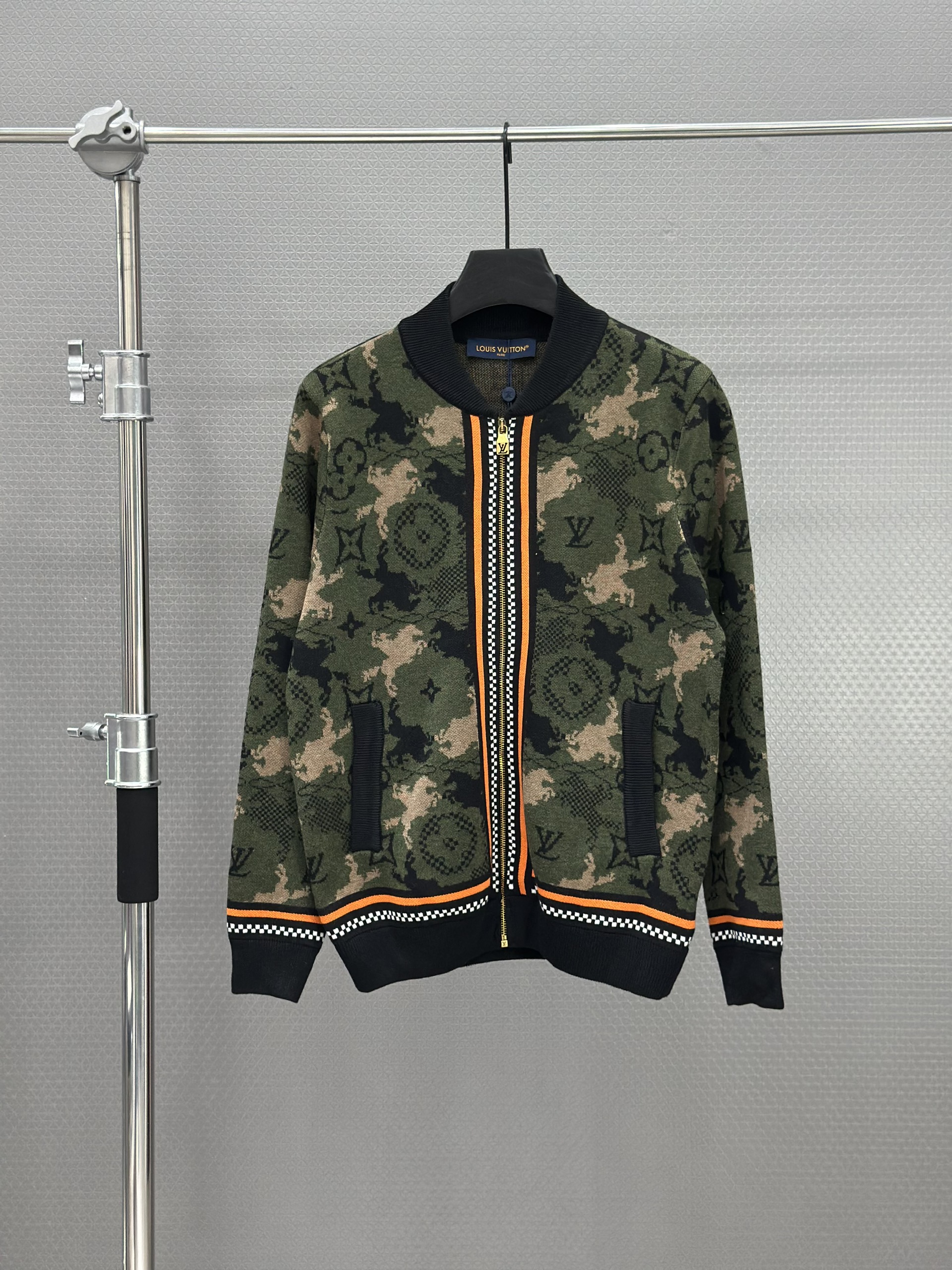 Áo khoác Bomber len Louis Vuitton LV 1121 Nâu dằn di kẻ viền Cam Like Auth 46-52 VTN