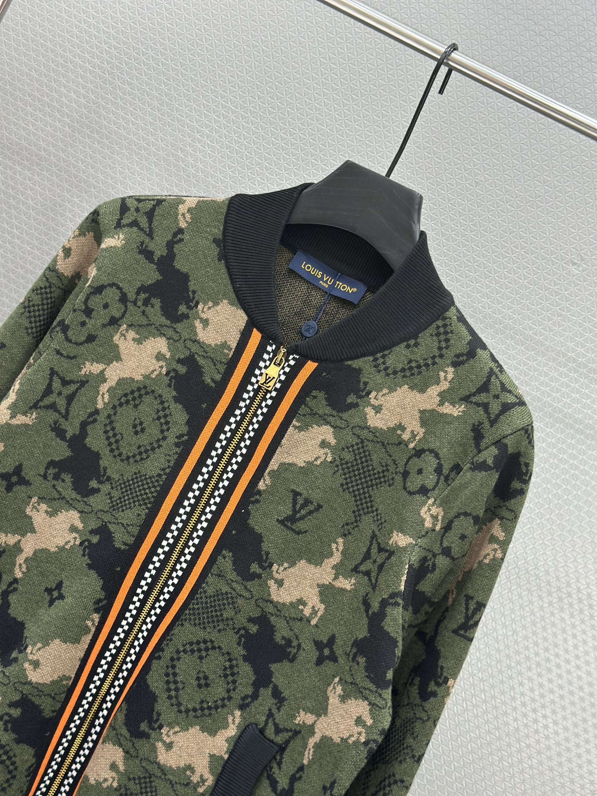 Áo khoác Bomber len Louis Vuitton LV 1121 Nâu dằn di kẻ viền Cam Like Auth 46-52 VTN